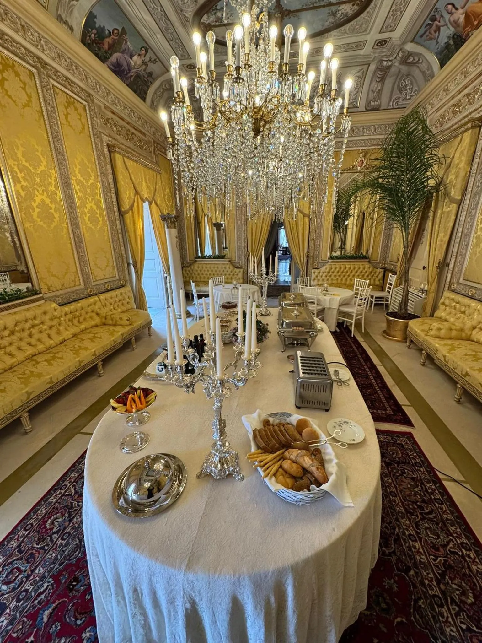 Breakfast in Palazzo Cherubini-Pools & Wellness