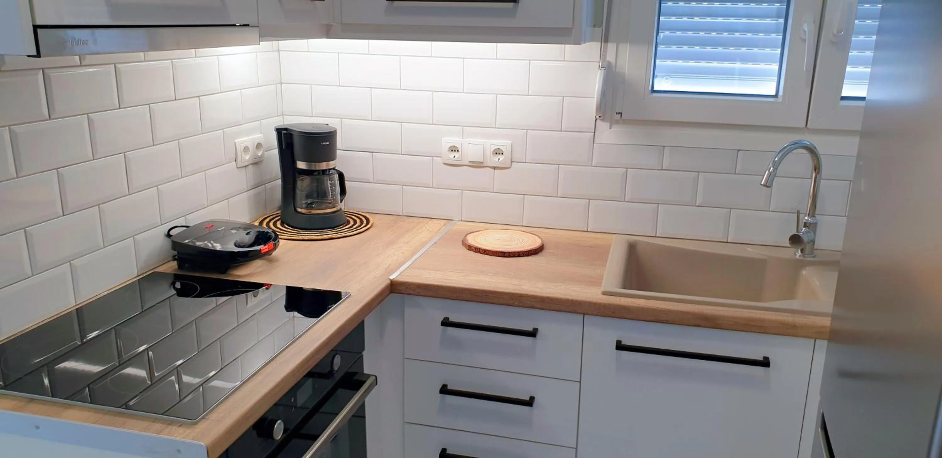 Kitchen or kitchenette in Almeta Suites