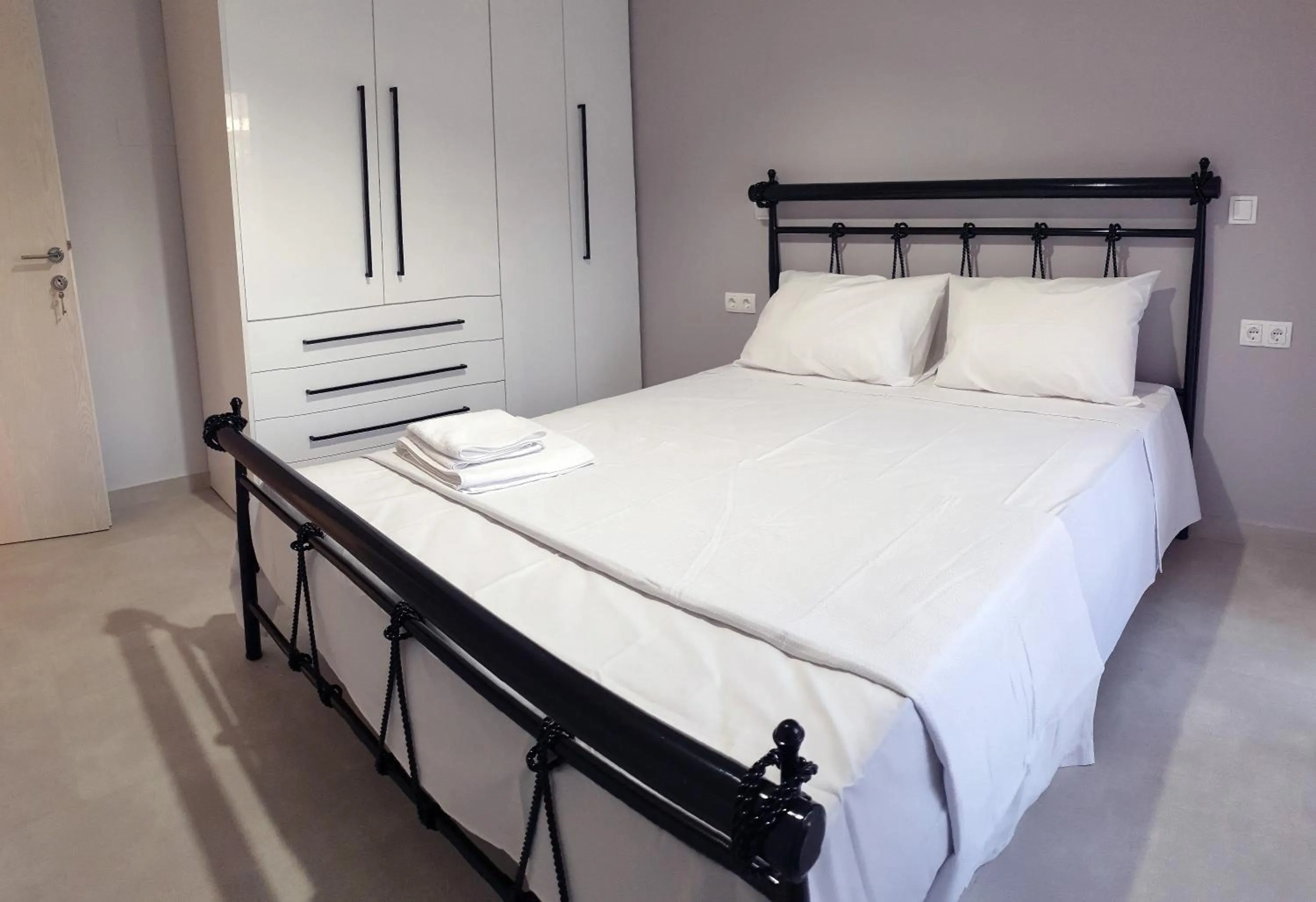 Bedroom, Bed in Almeta Suites