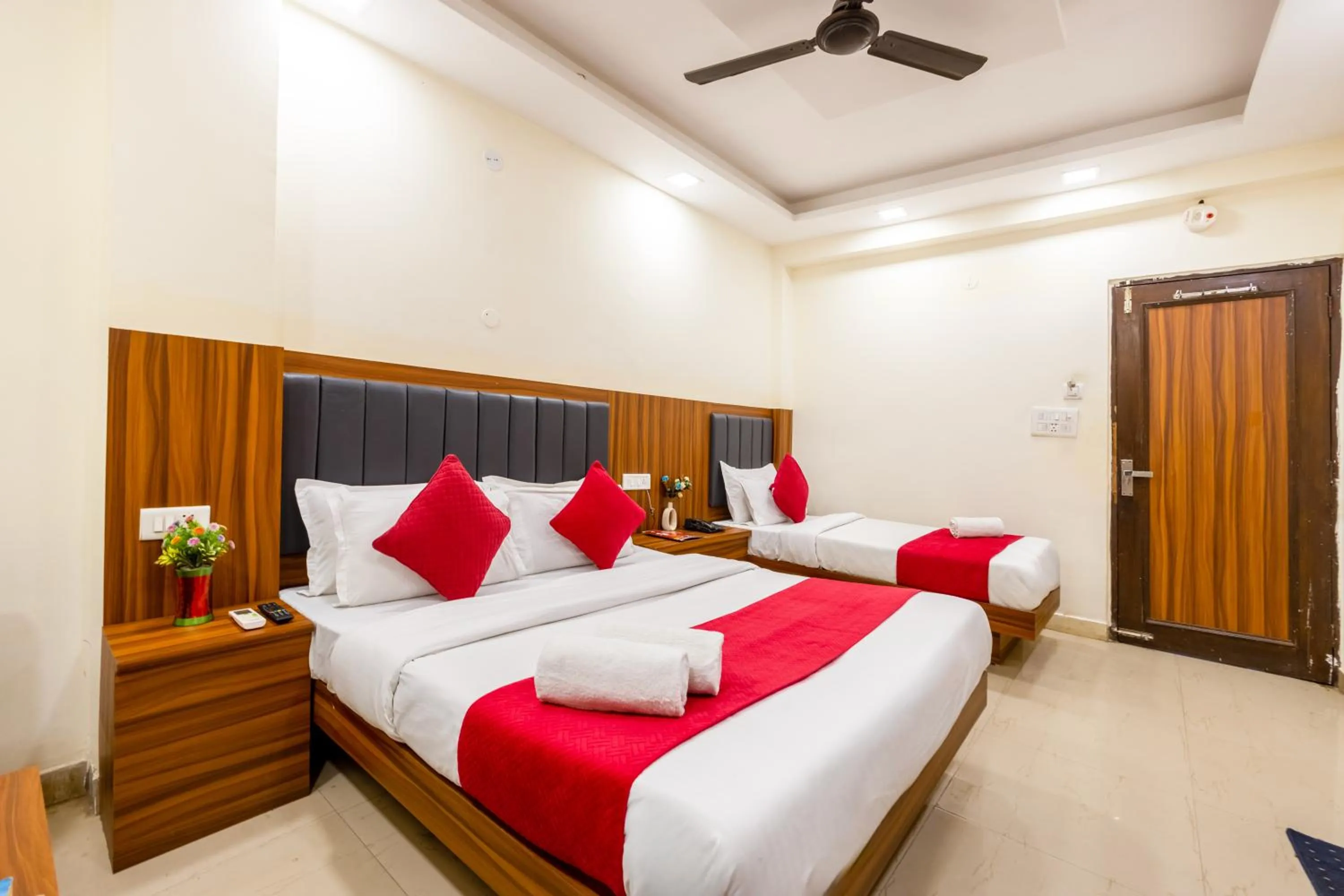 Bedroom, Bed in Hotel Ashoka Continental Near New Delhi Railway station