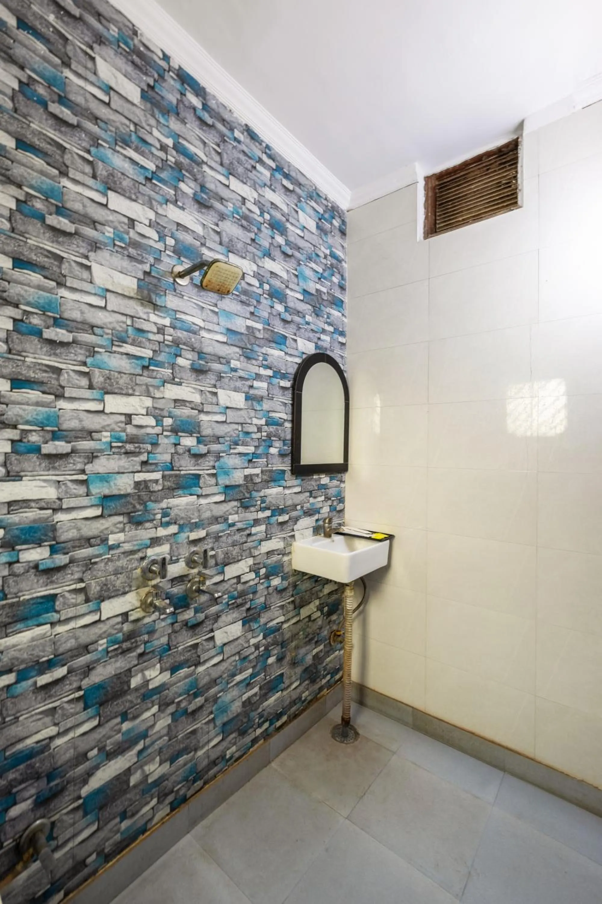 Bathroom in Hotel Ashoka Continental Near New Delhi Railway station
