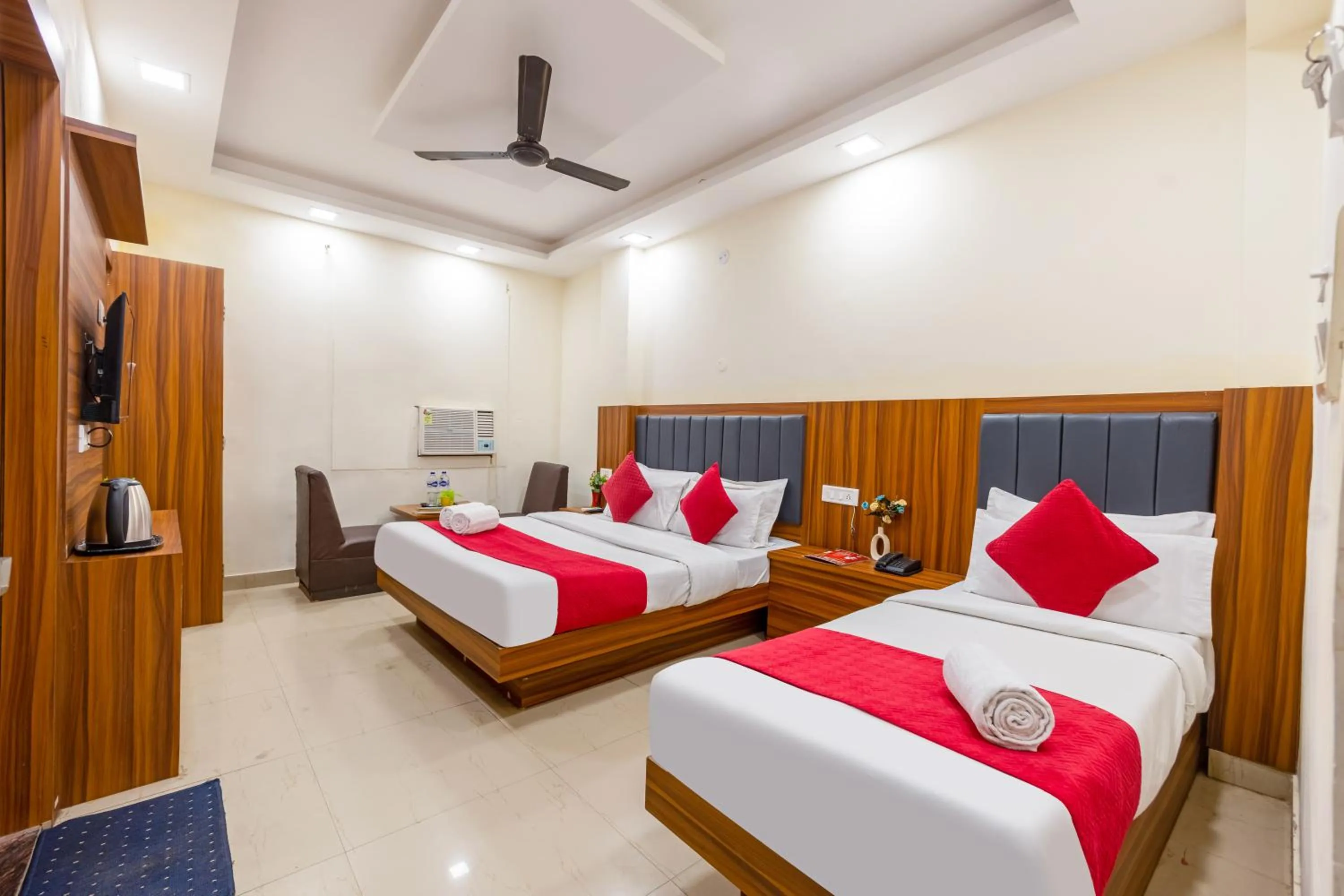 Bedroom, Bed in Hotel Ashoka Continental Near New Delhi Railway station