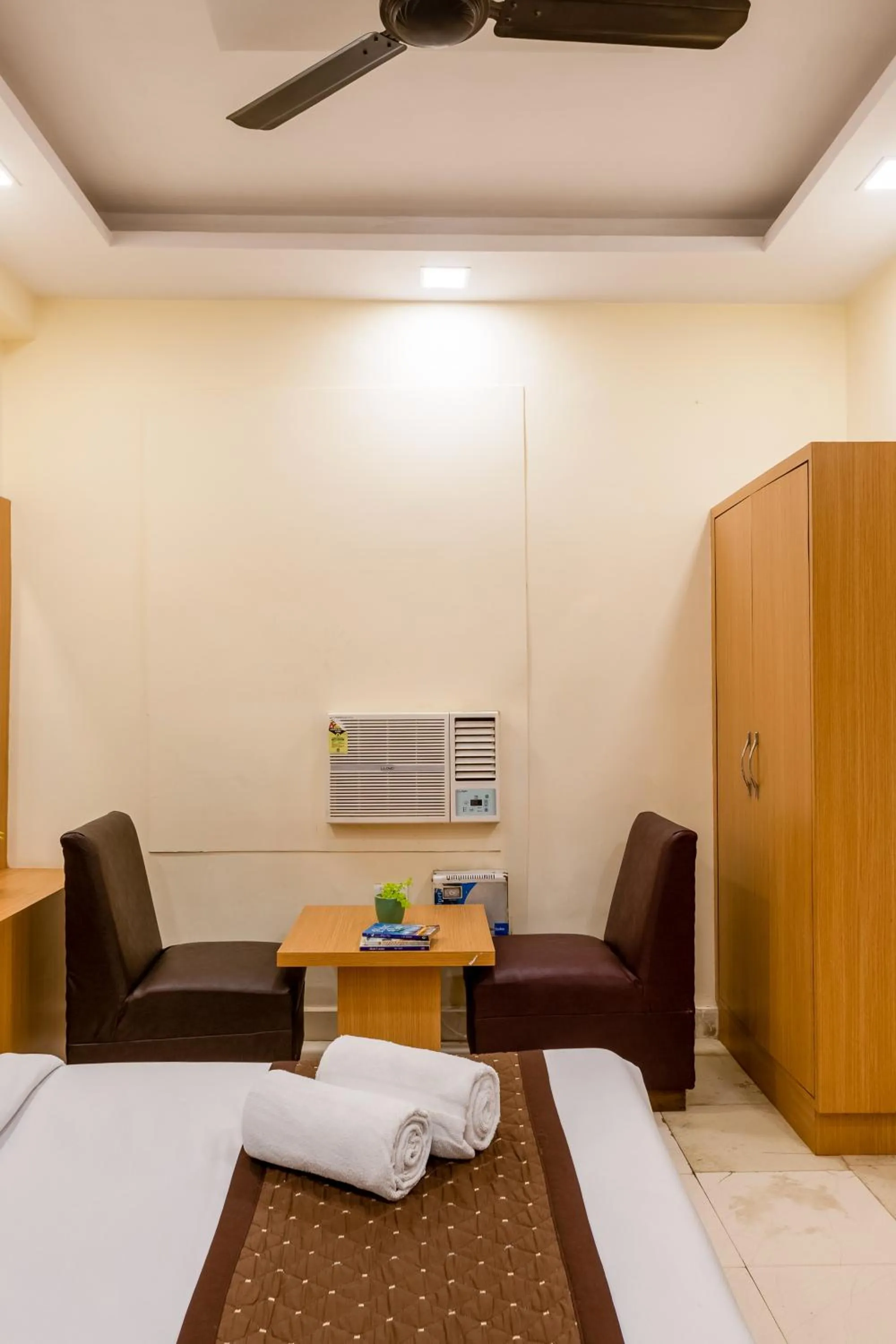 Photo of the whole room, Bed in Hotel Ashoka Continental Near New Delhi Railway station