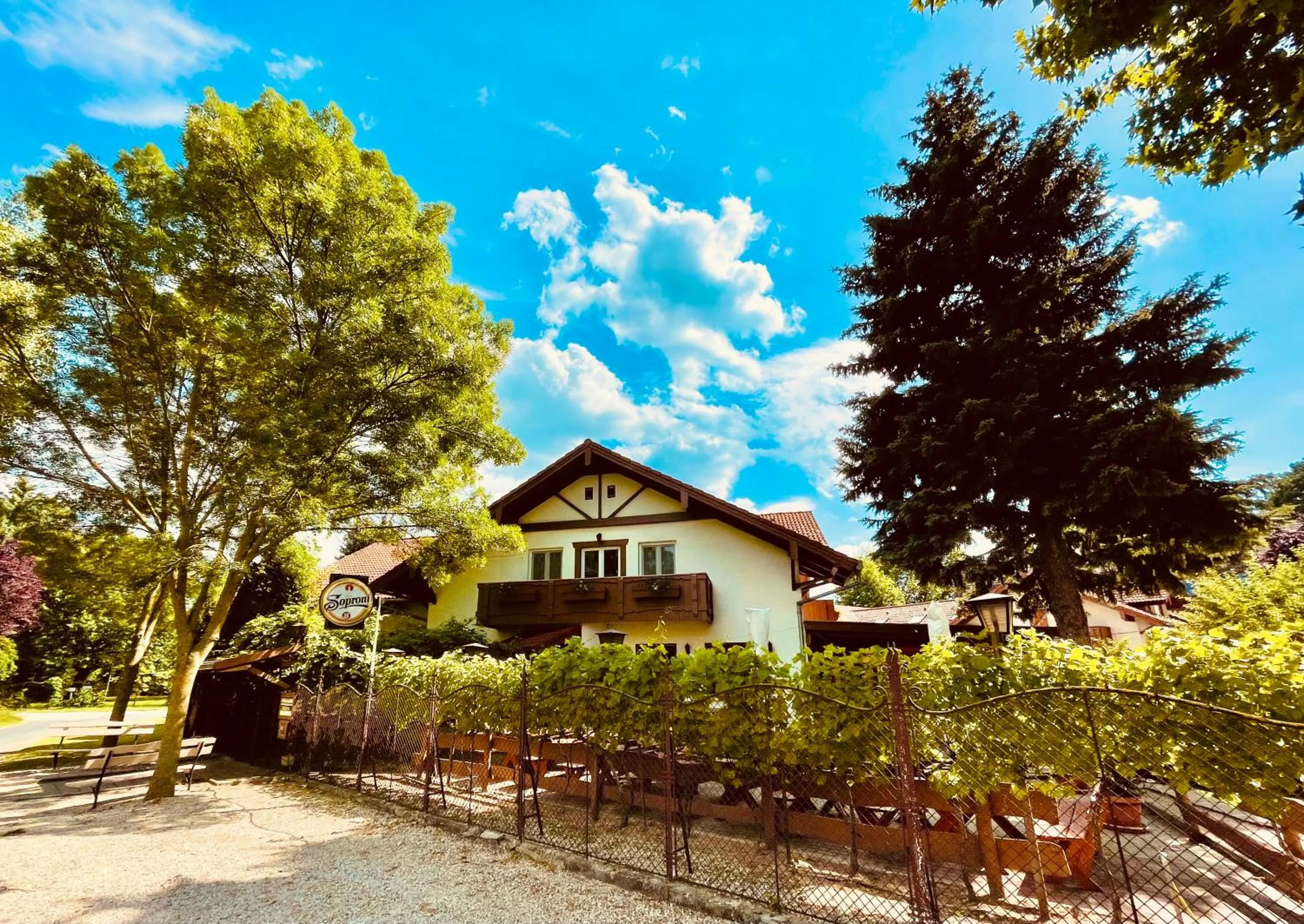 Property building in Sommer Panzió