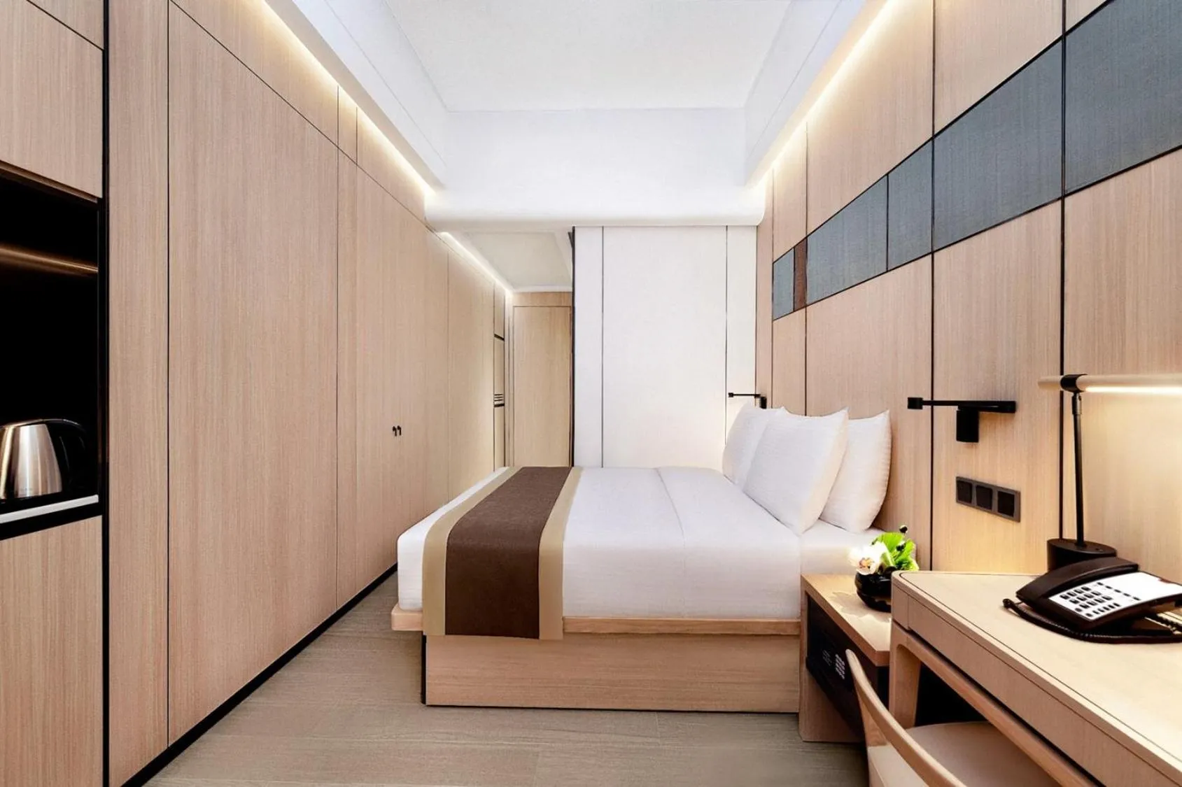 View (from property/room), Bed in Harbour Plaza Metropolitan Shanghai