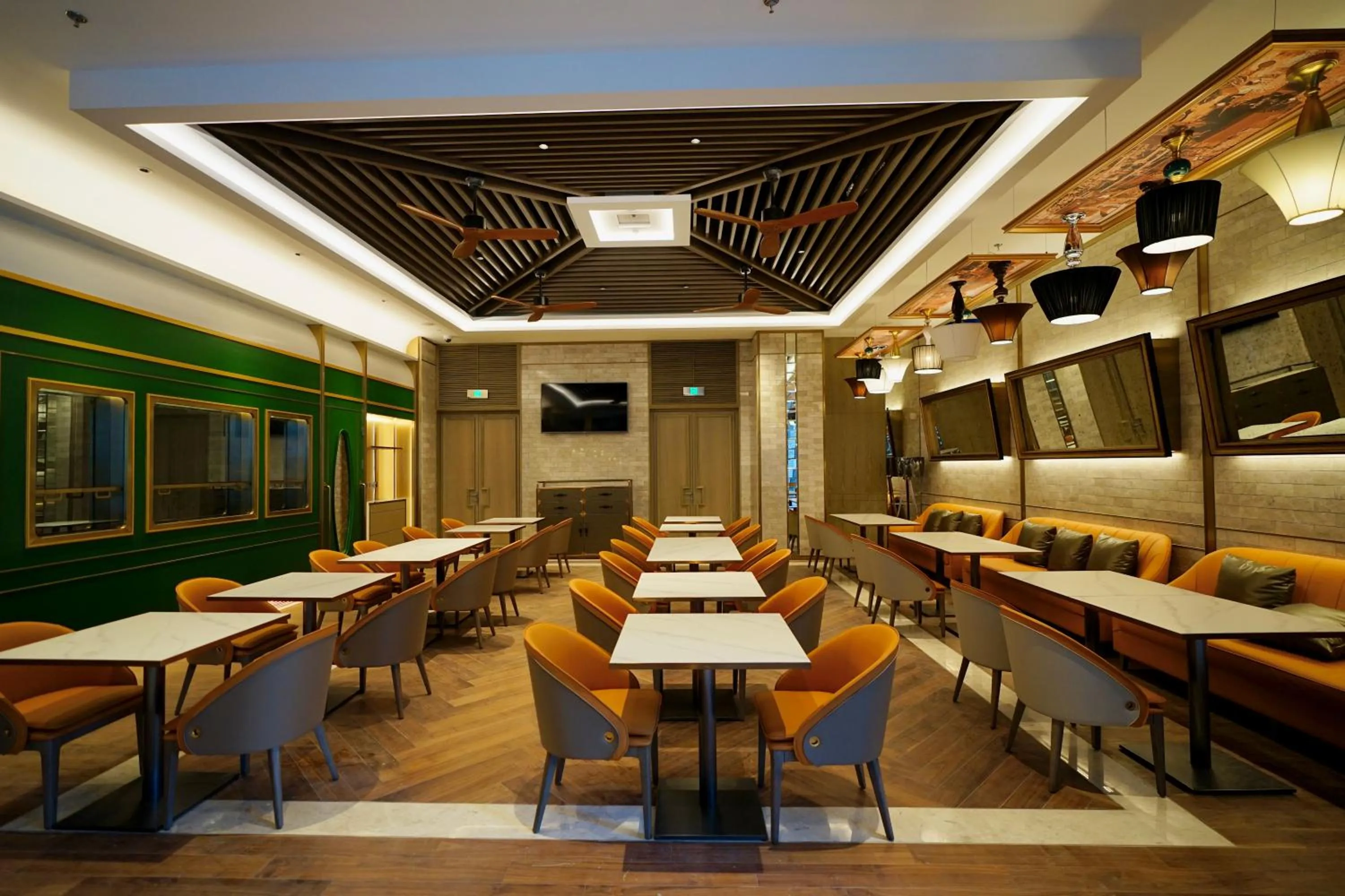 Restaurant/places to eat in Harbour Plaza Metropolitan Shanghai