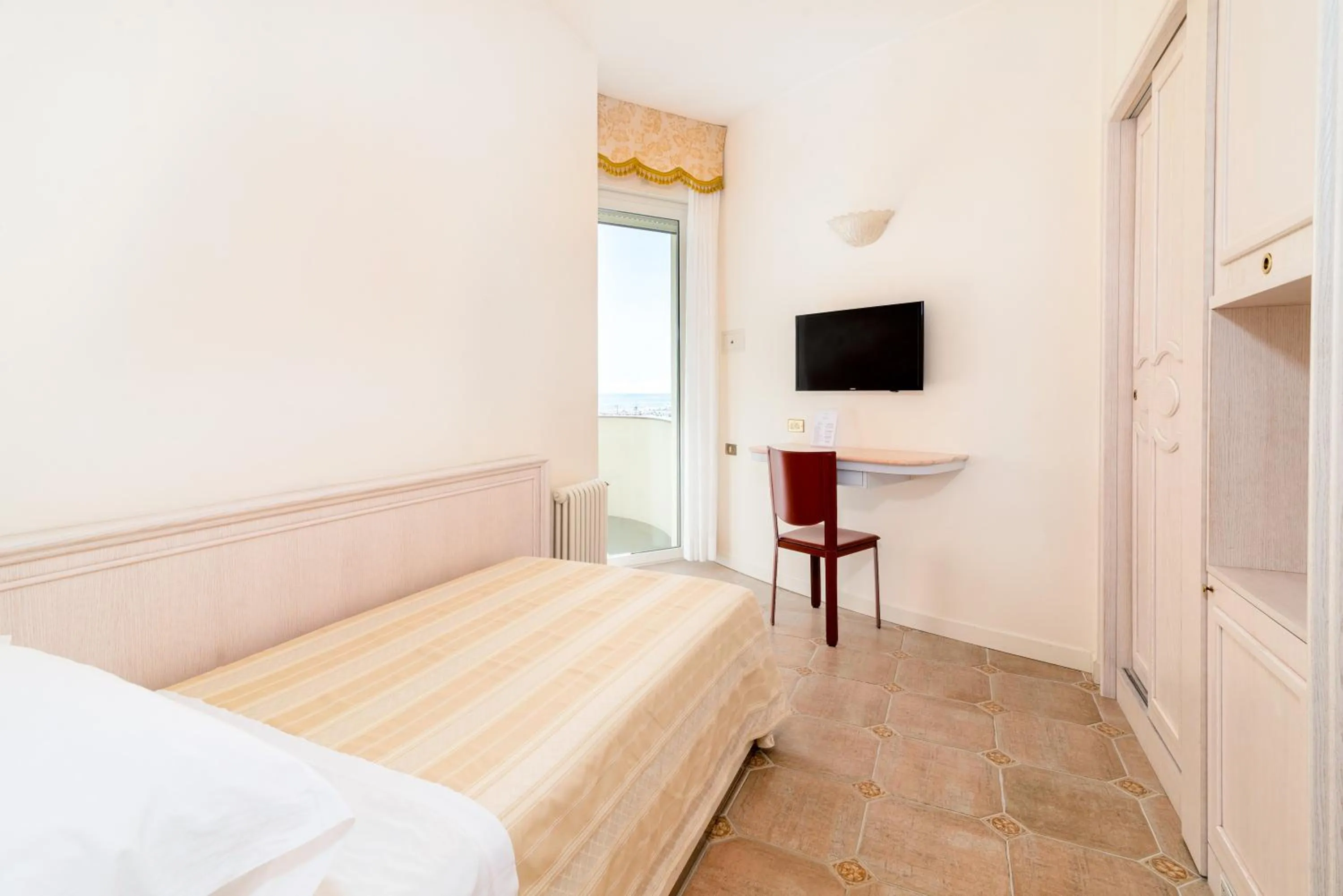 Bedroom, Bed in Universal Hotel