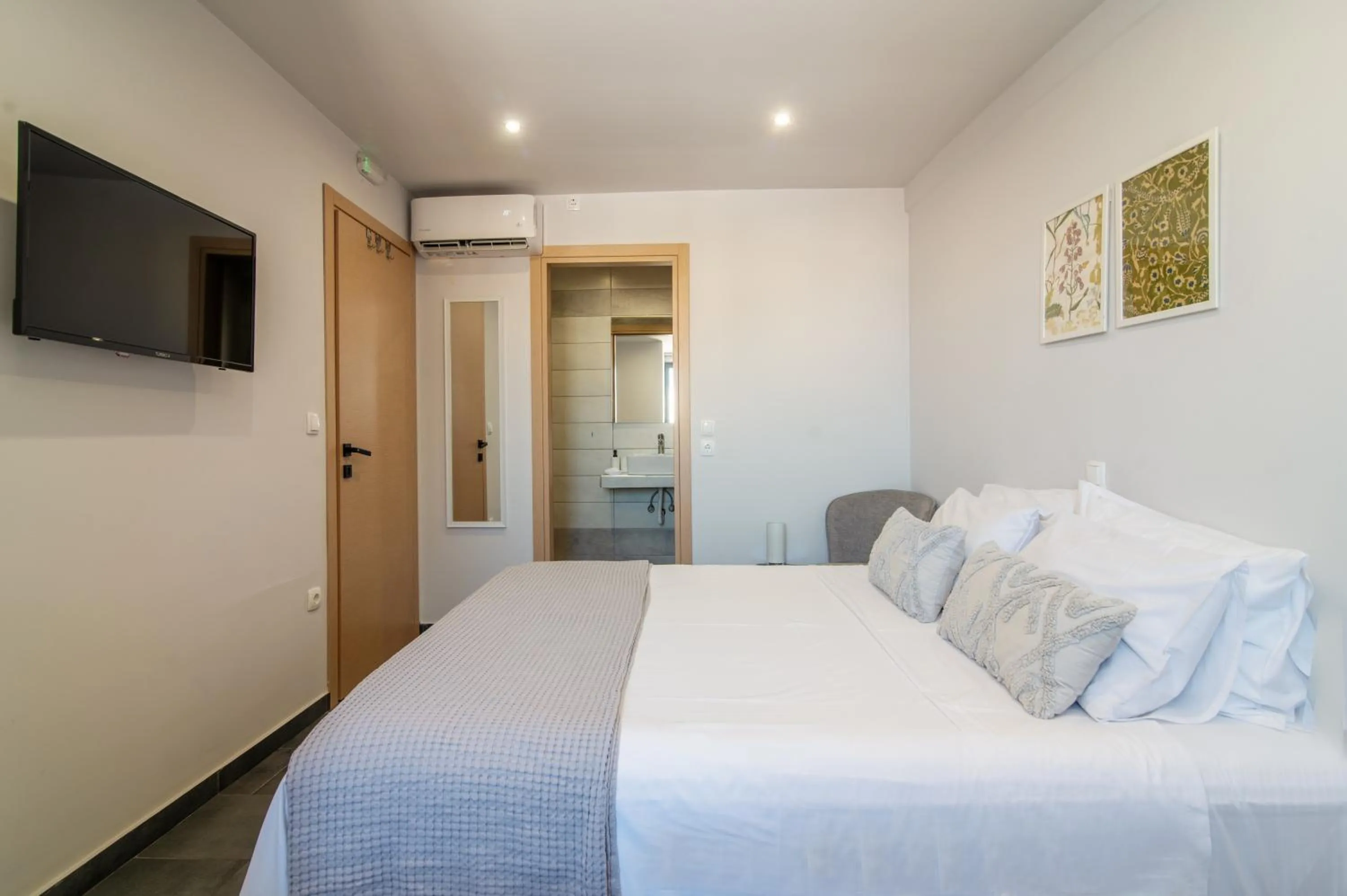 Bedroom, Bed in Navitas House