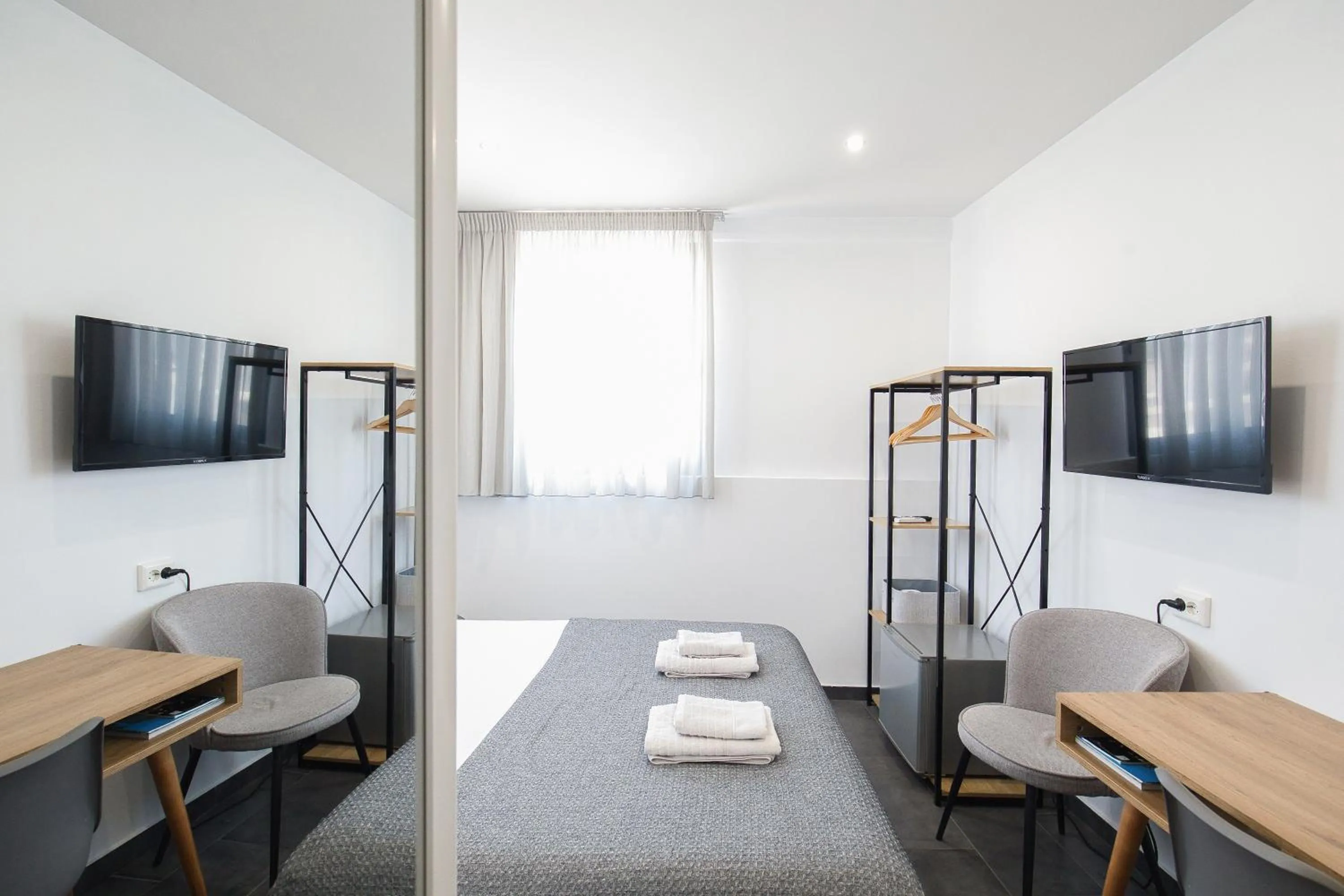 Photo of the whole room, Bed in Navitas House