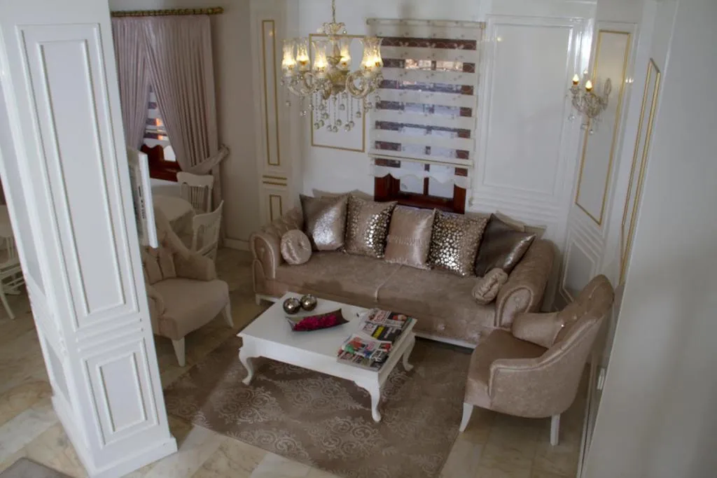 Communal lounge/ TV room in Kaleiçi Ozkavak Hotel