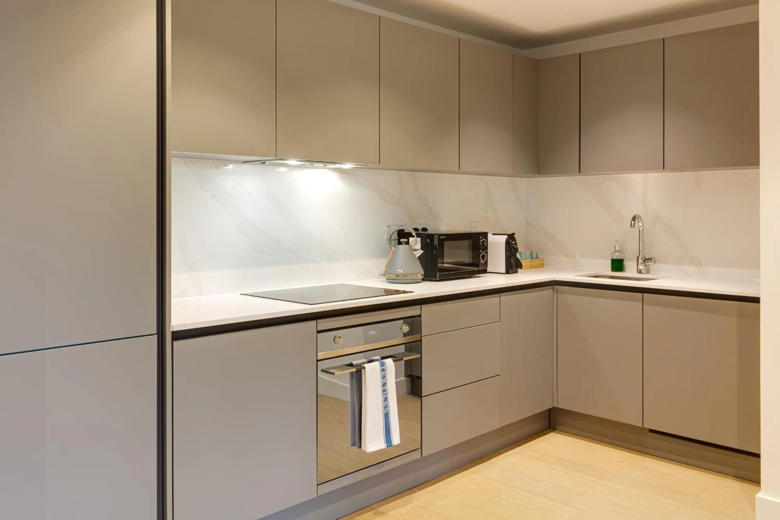 Kitchen or kitchenette in Charles Hope London Brentford