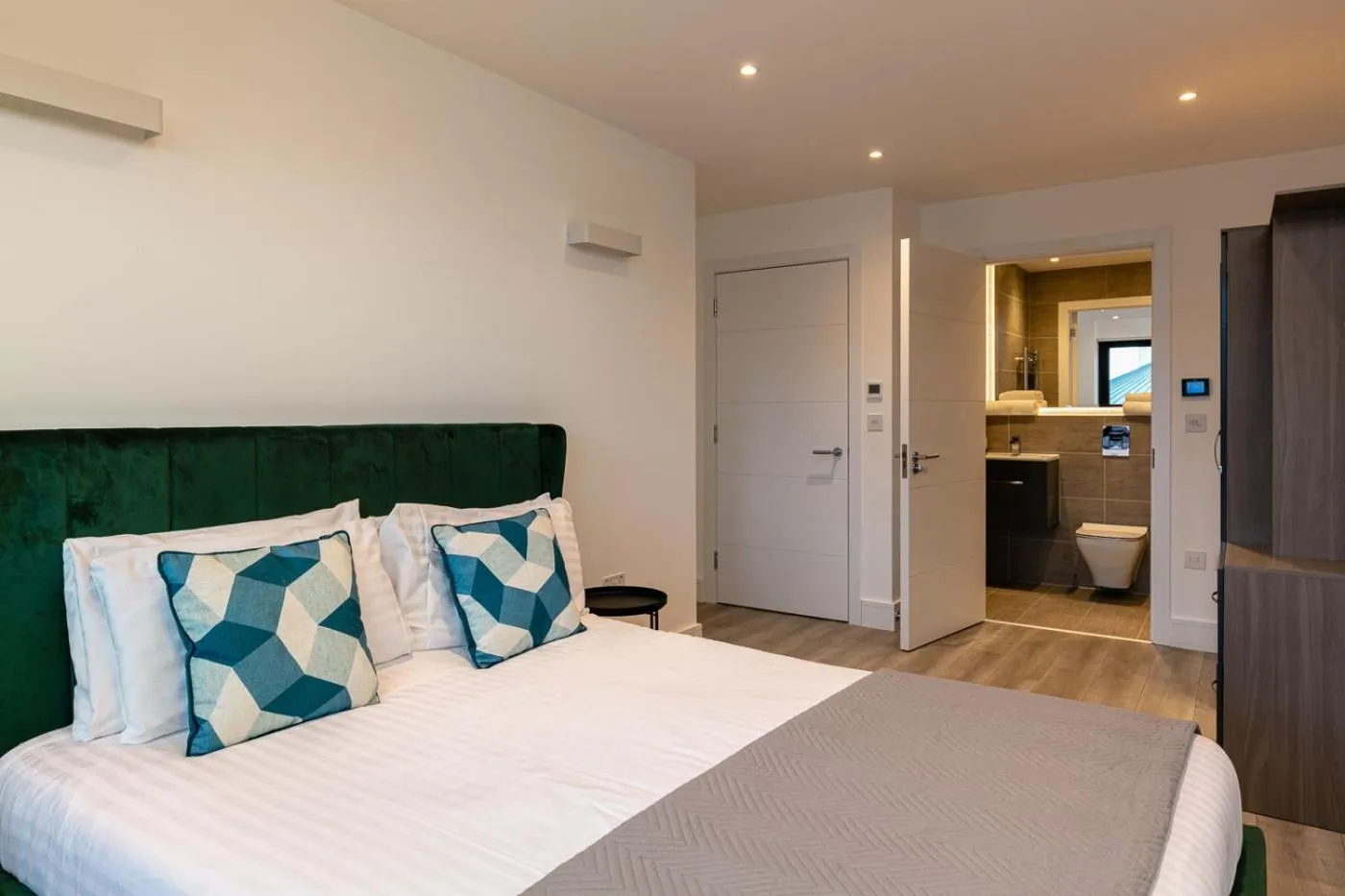 Photo of the whole room in Charles Hope London Brentford