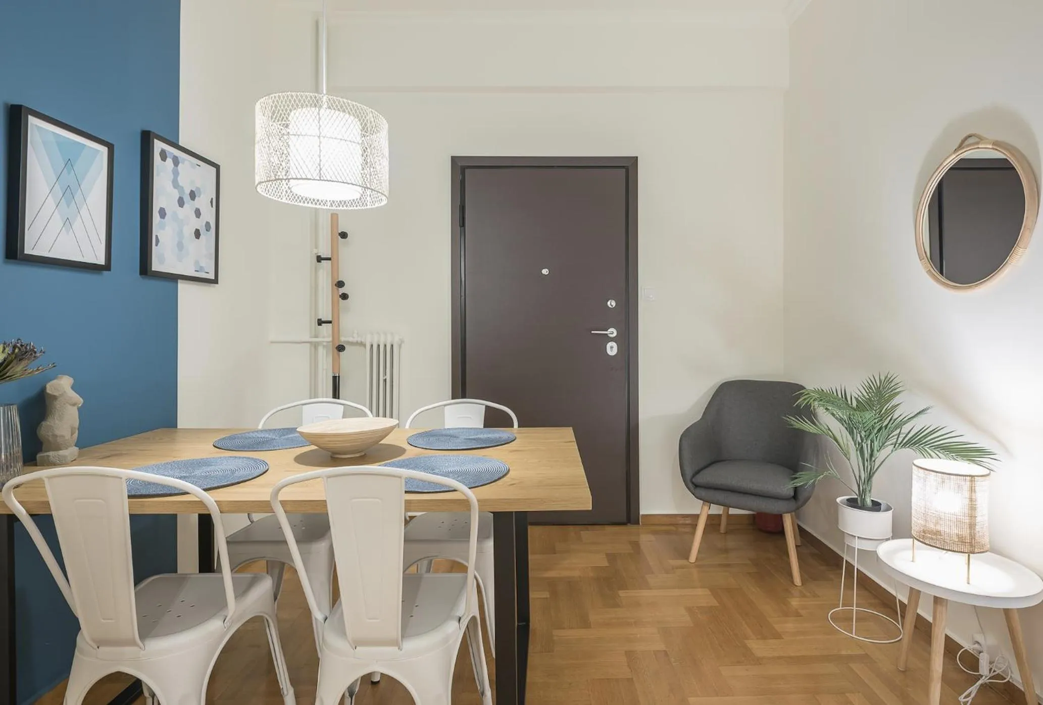 Dining area in City Suite by Cloudkeys