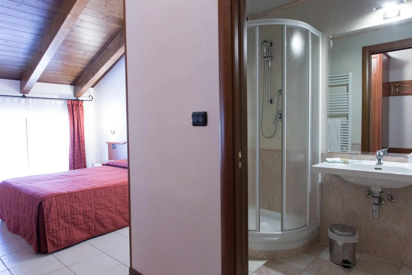 Shower, Bed in Vald Hotel