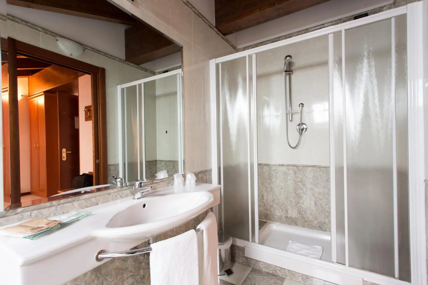 Shower in Vald Hotel