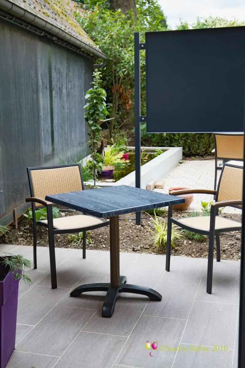 Text overlay in L'Hostellerie d'Acquigny