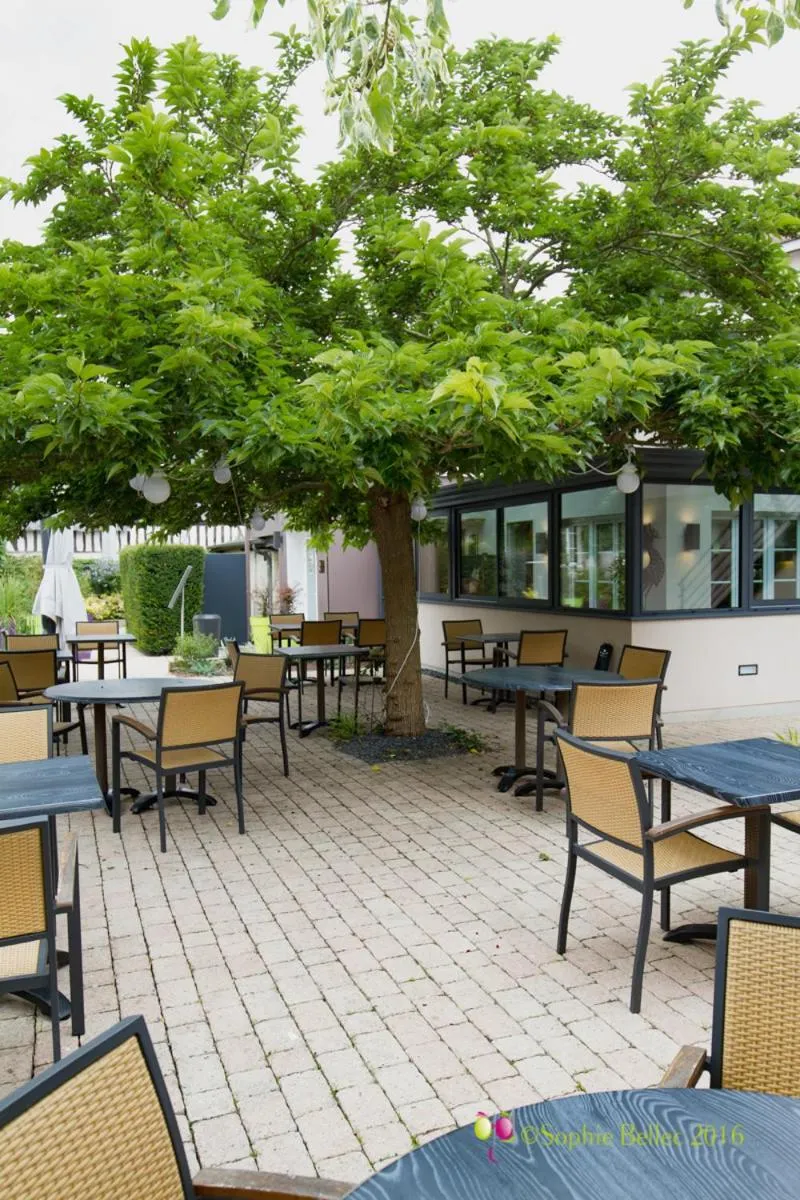 Text overlay in L'Hostellerie d'Acquigny