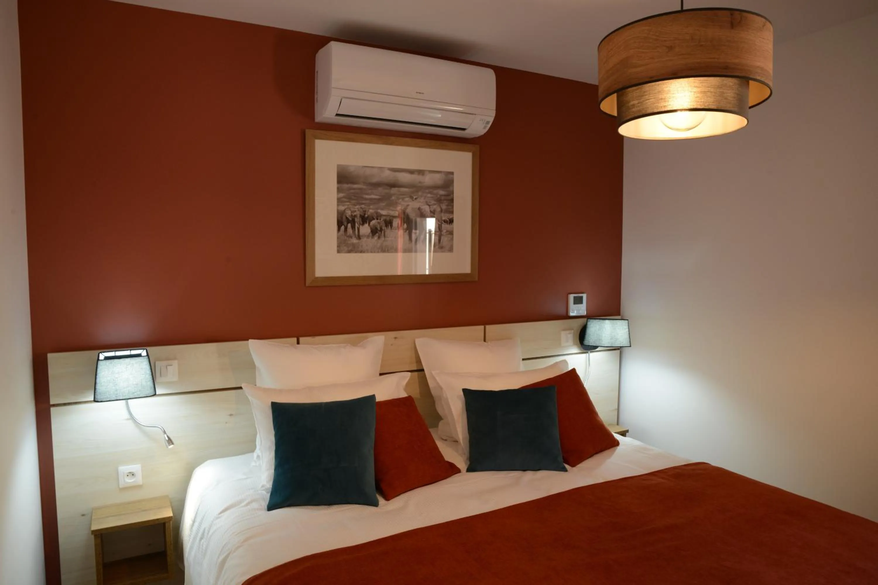 Bedroom, Bed in L'Hostellerie d'Acquigny