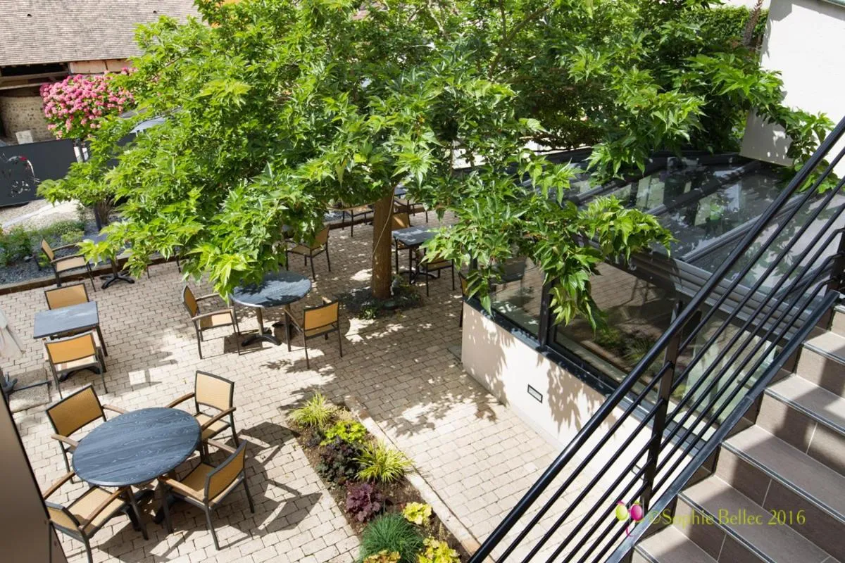 Text overlay in L'Hostellerie d'Acquigny