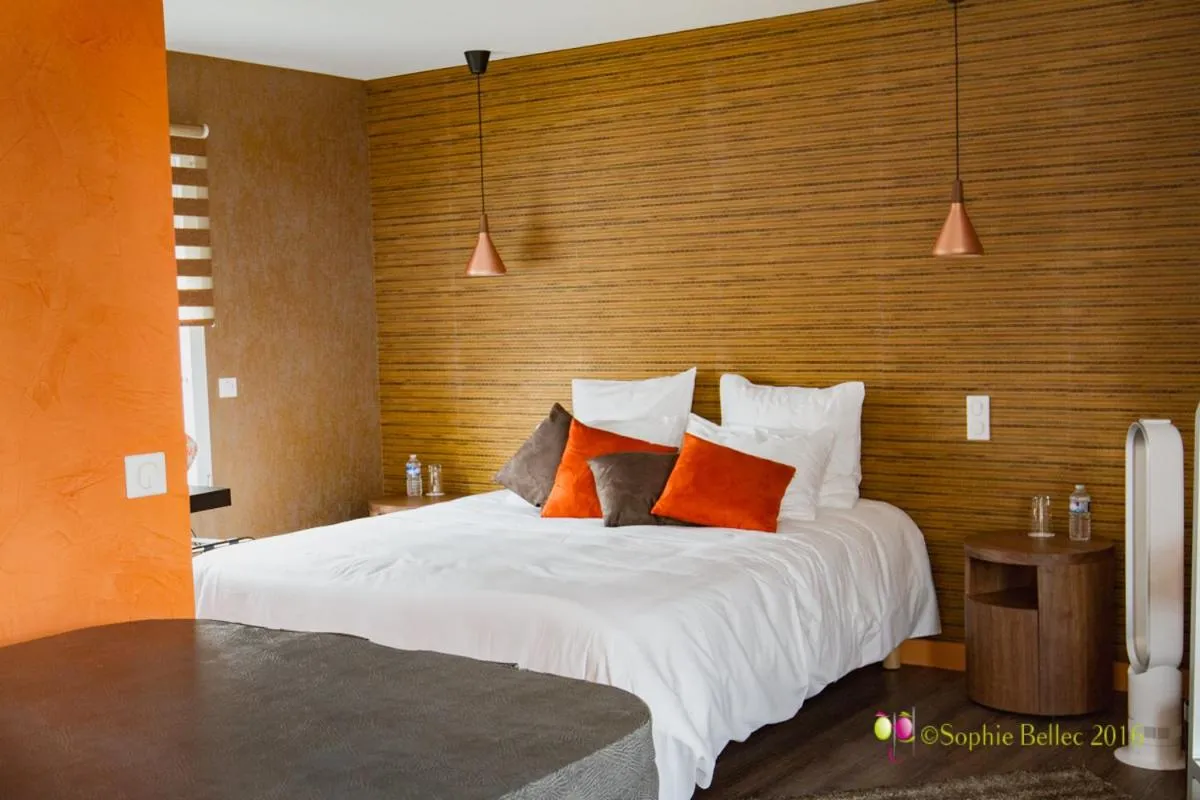 Text overlay, Bed in L'Hostellerie d'Acquigny