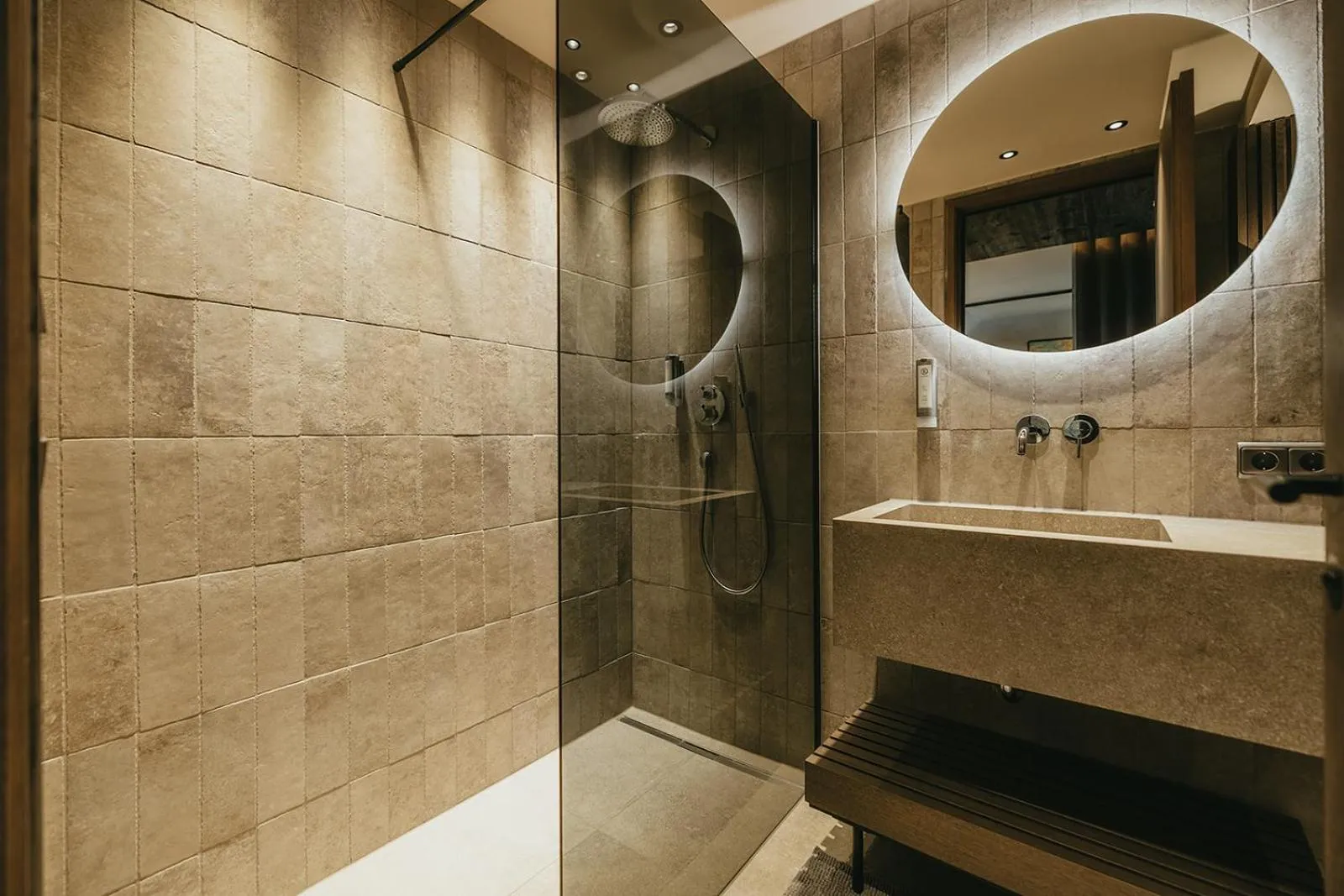 Shower in The Black Eagle Luxury Appartements