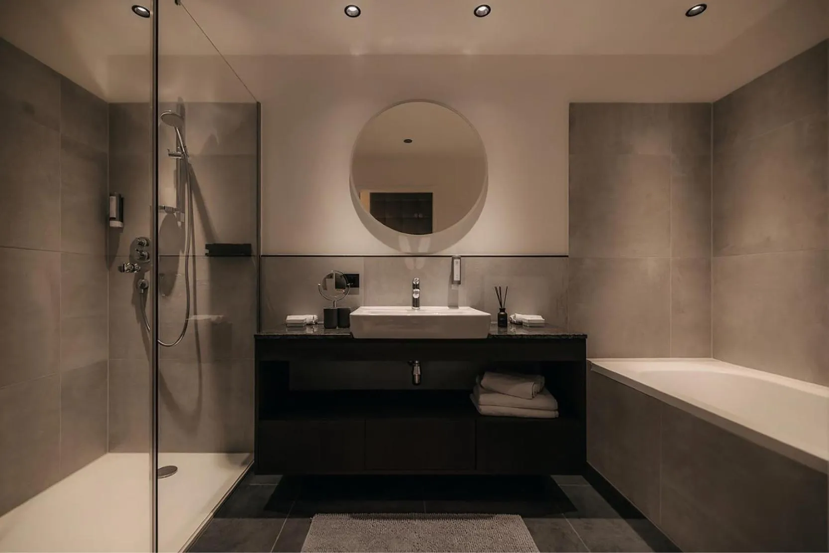 Shower in The Black Eagle Luxury Appartements