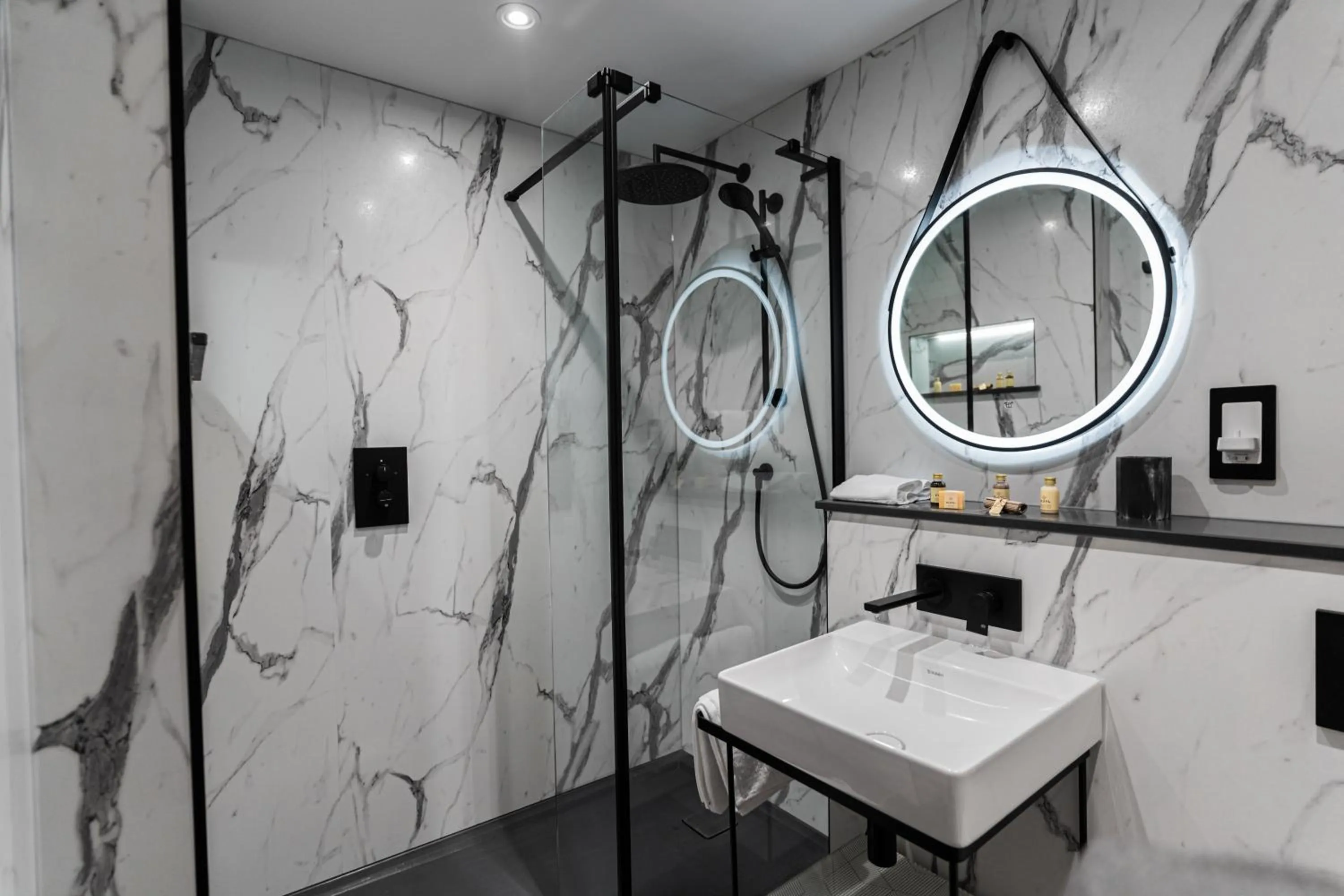 Shower in The Swan Inn