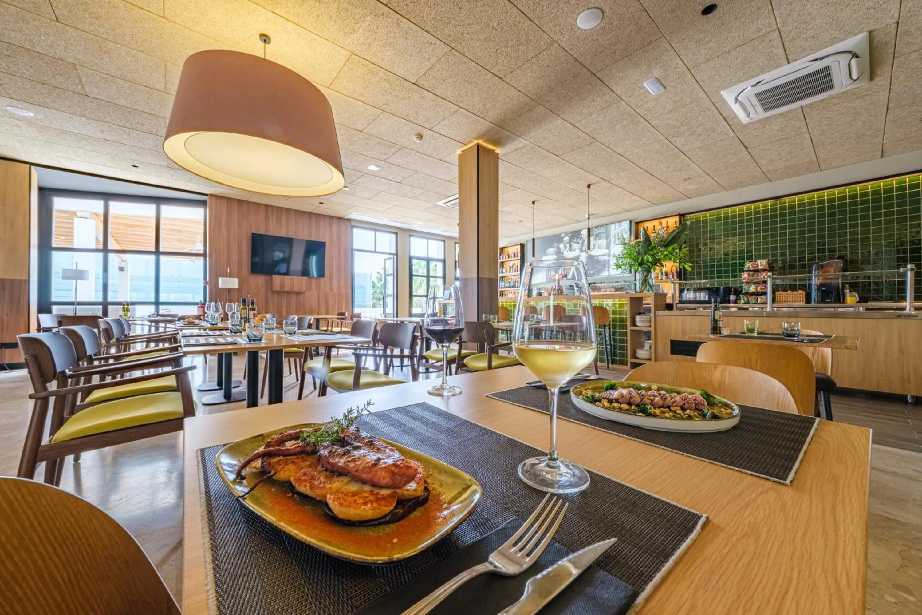 Restaurant/places to eat in Oassium Hotel - Adults Only