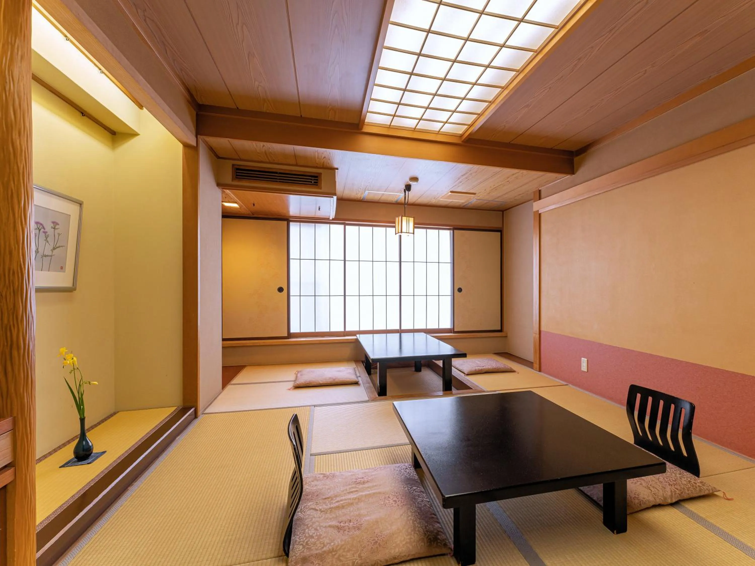 Photo of the whole room in Omori