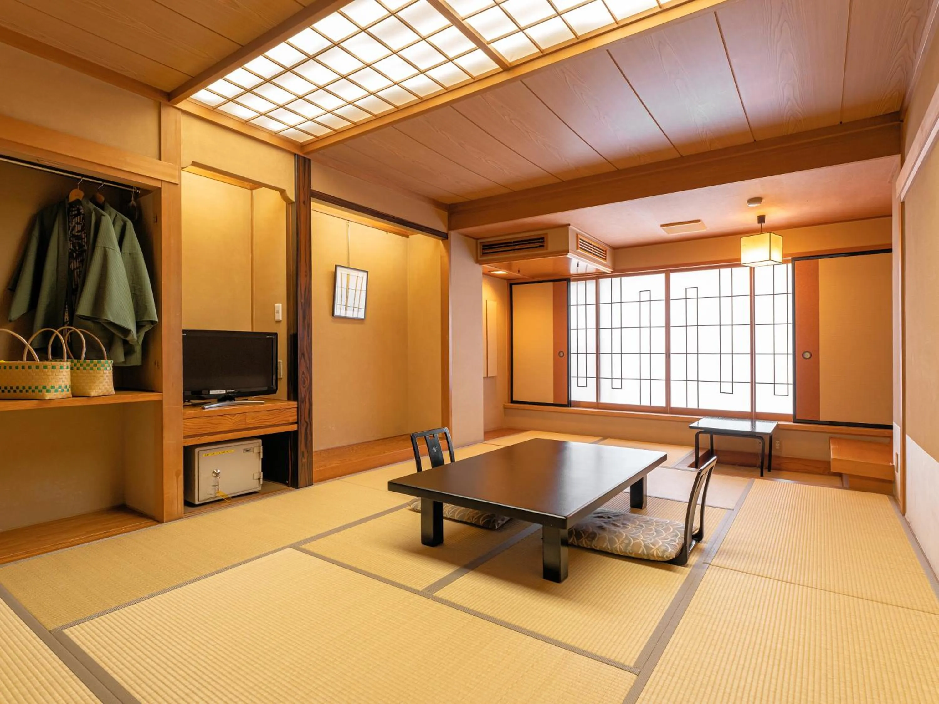 Photo of the whole room in Omori