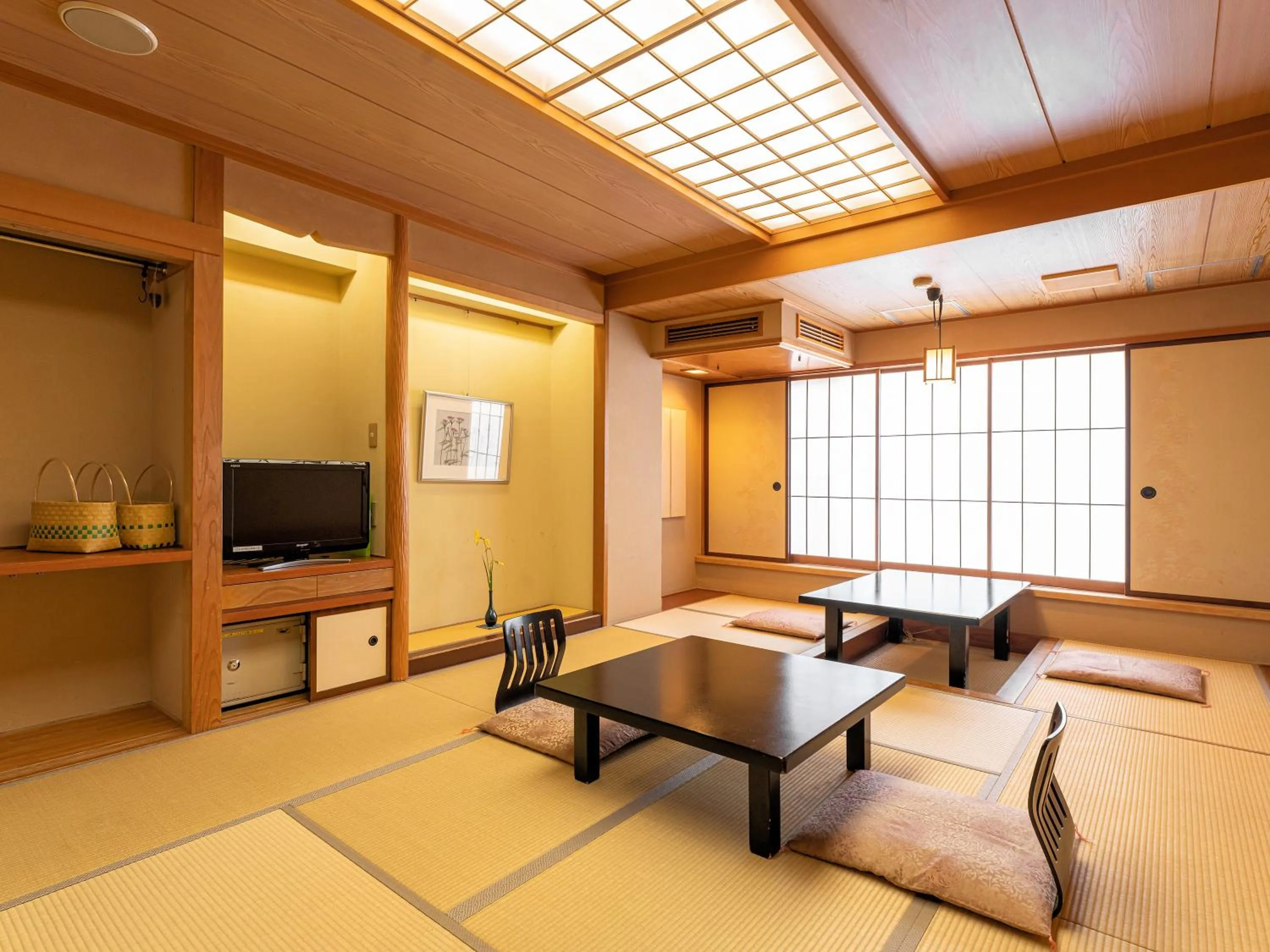 Photo of the whole room in Omori