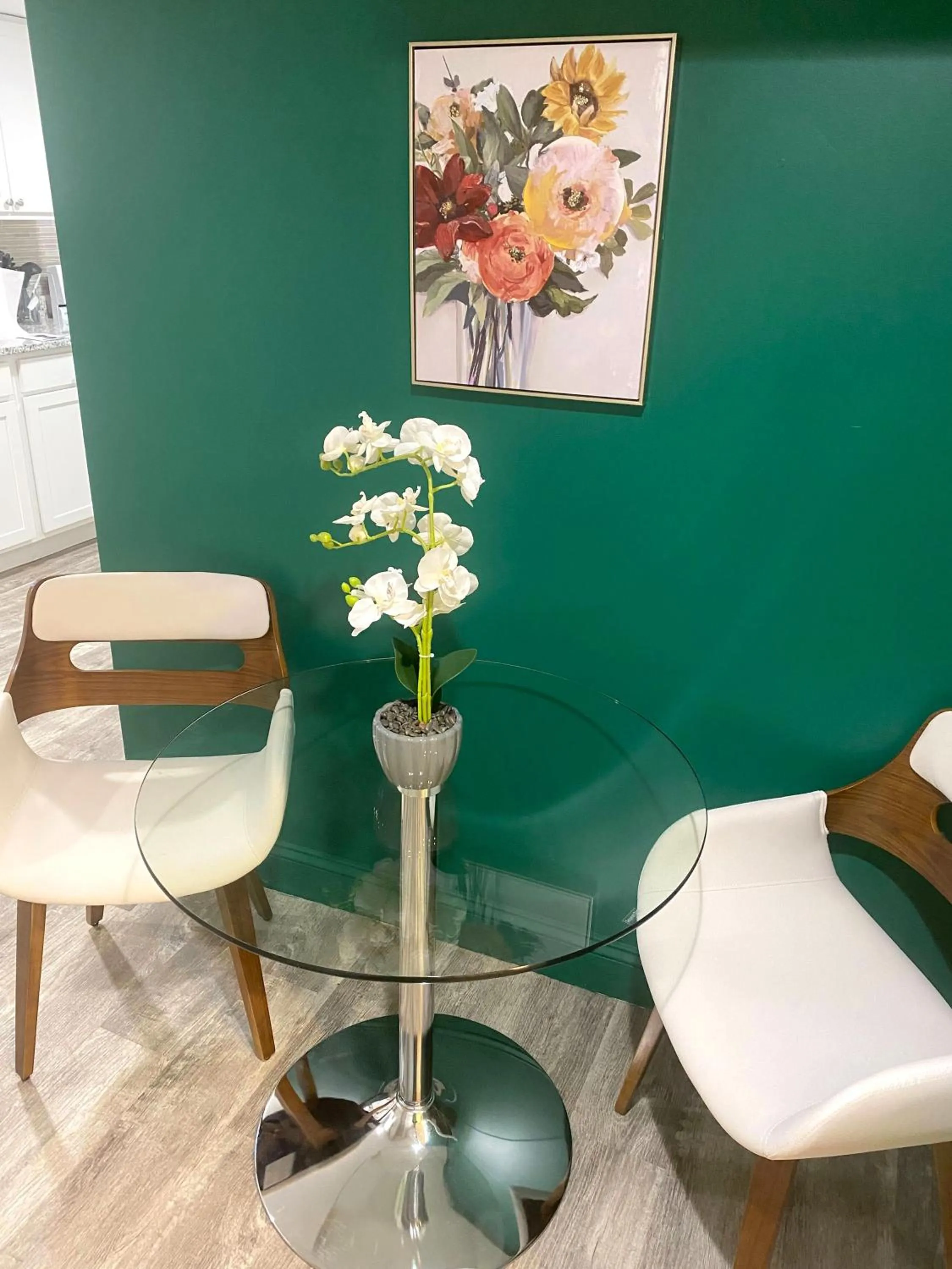 Dining area in Cozy and Modern 1BR Apartment with WiFi and Dogs Welcome