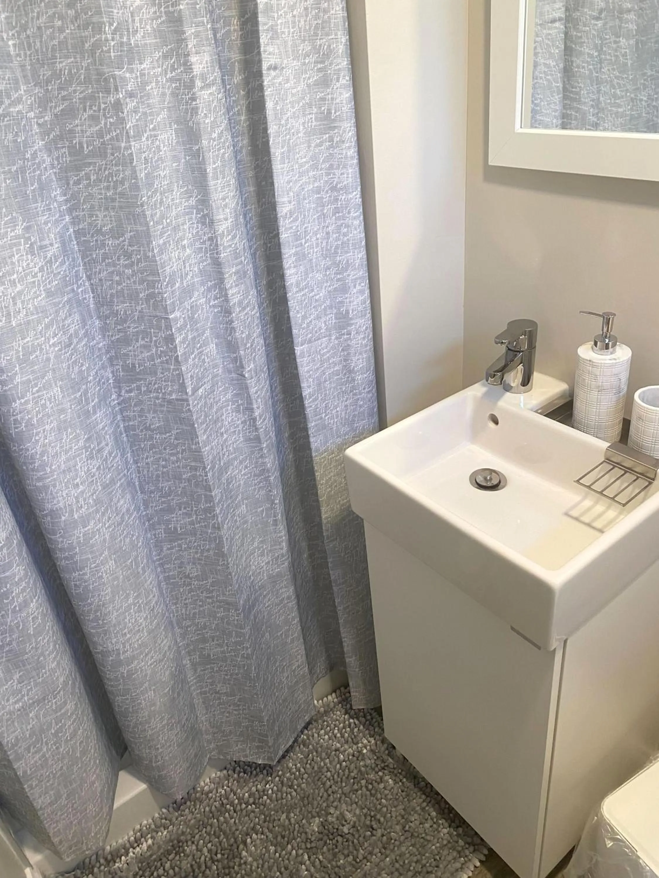 Bathroom in Cozy and Modern 1BR Apartment with WiFi and Dogs Welcome