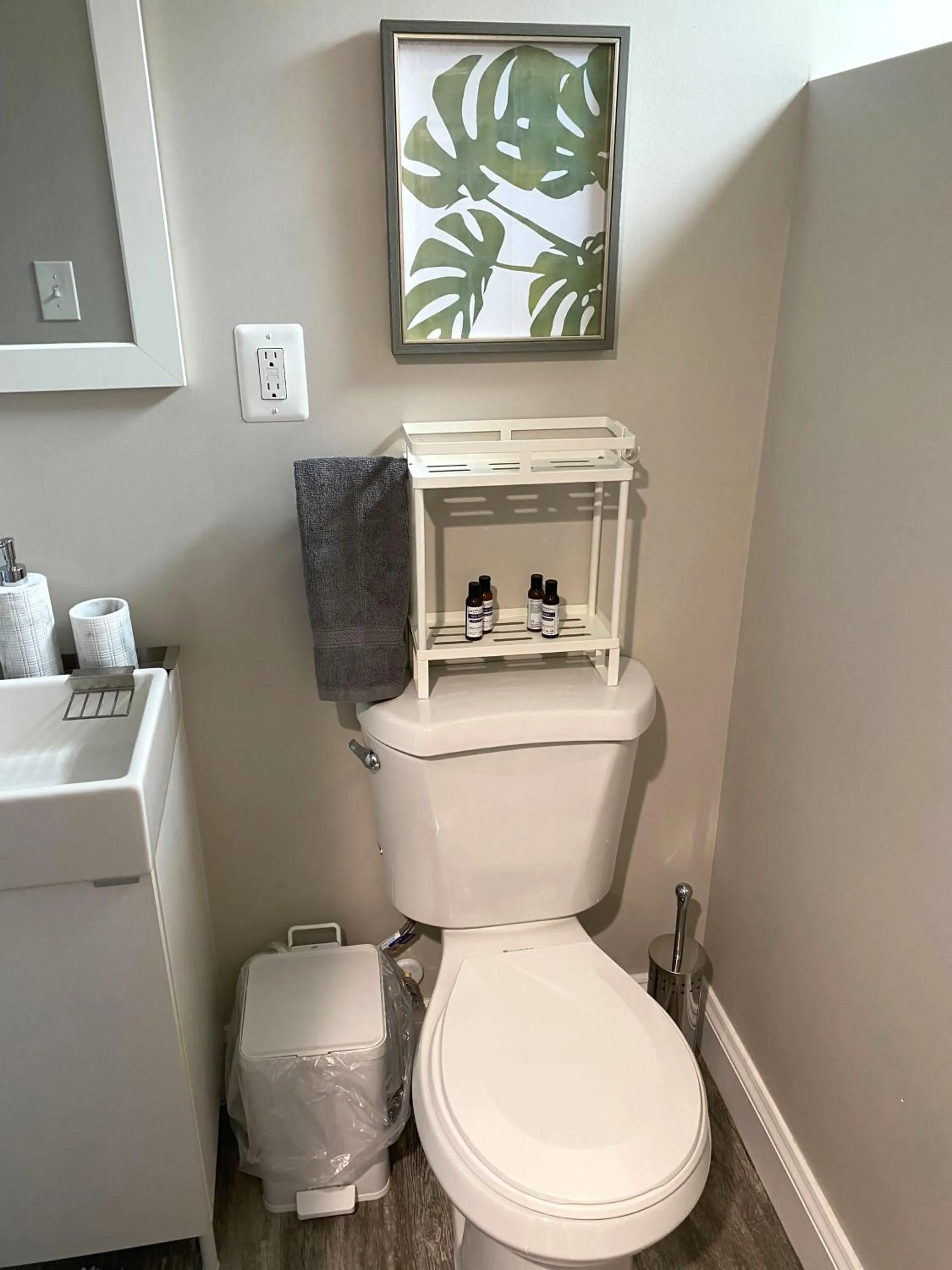 Bathroom in Cozy and Modern 1BR Apartment with WiFi and Dogs Welcome