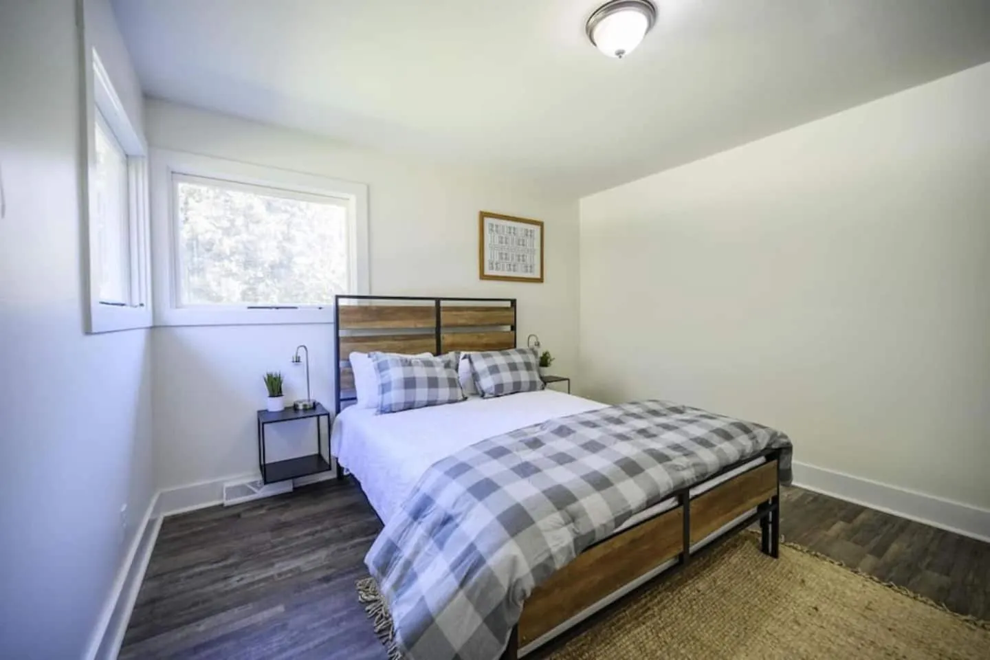 Bed in Gorgeous Renovated Home With Large & Private Lot