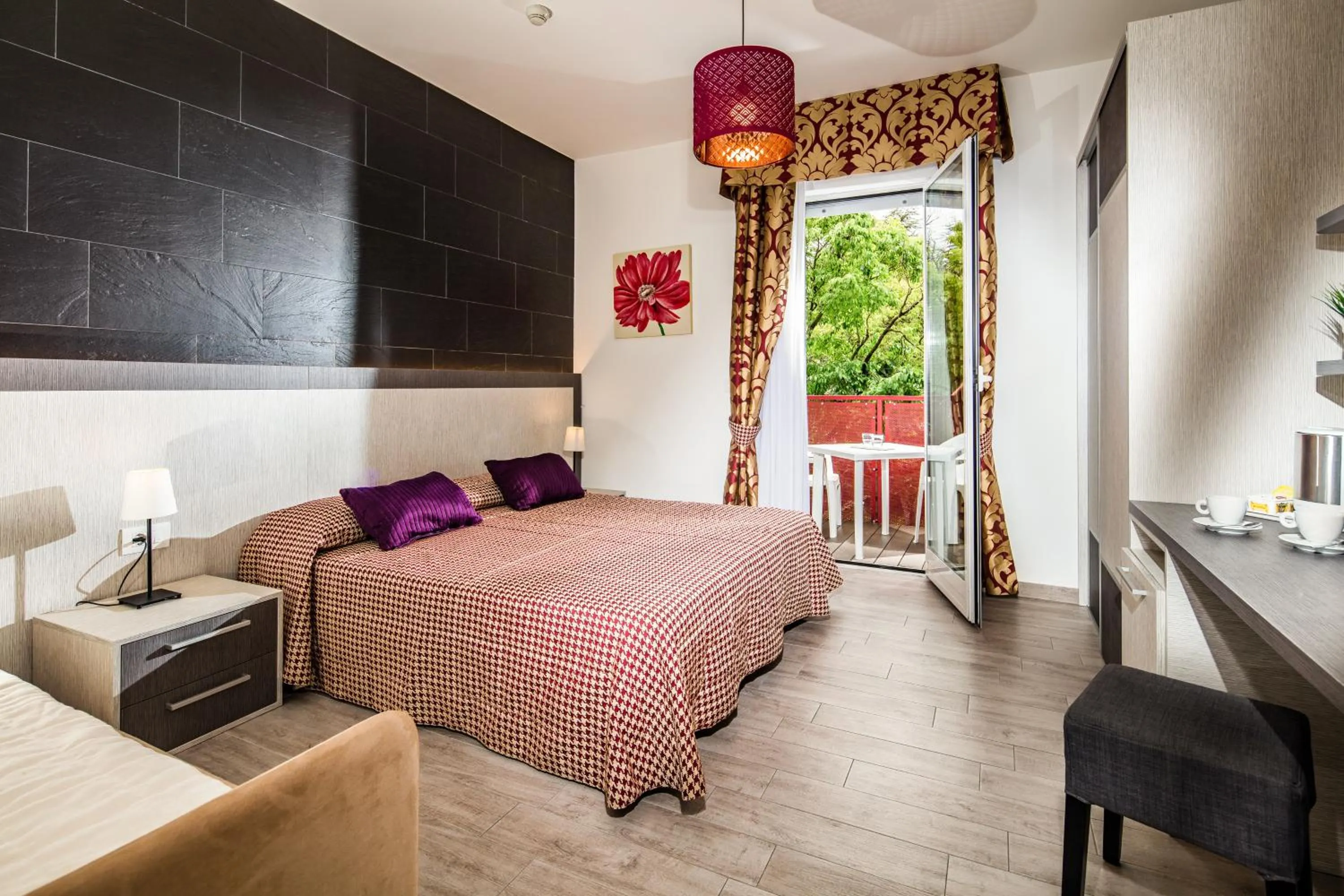 Photo of the whole room, Bed in Hotel Vienna