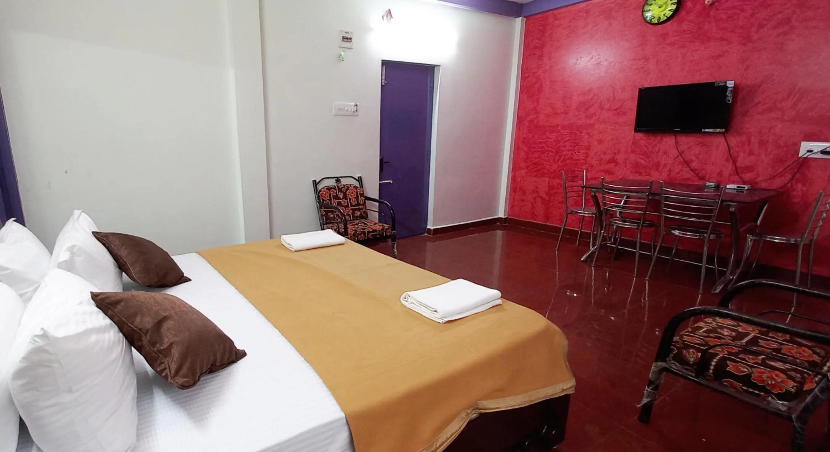 Communal lounge/ TV room in iSTAYS - Loop Road, Yercaud