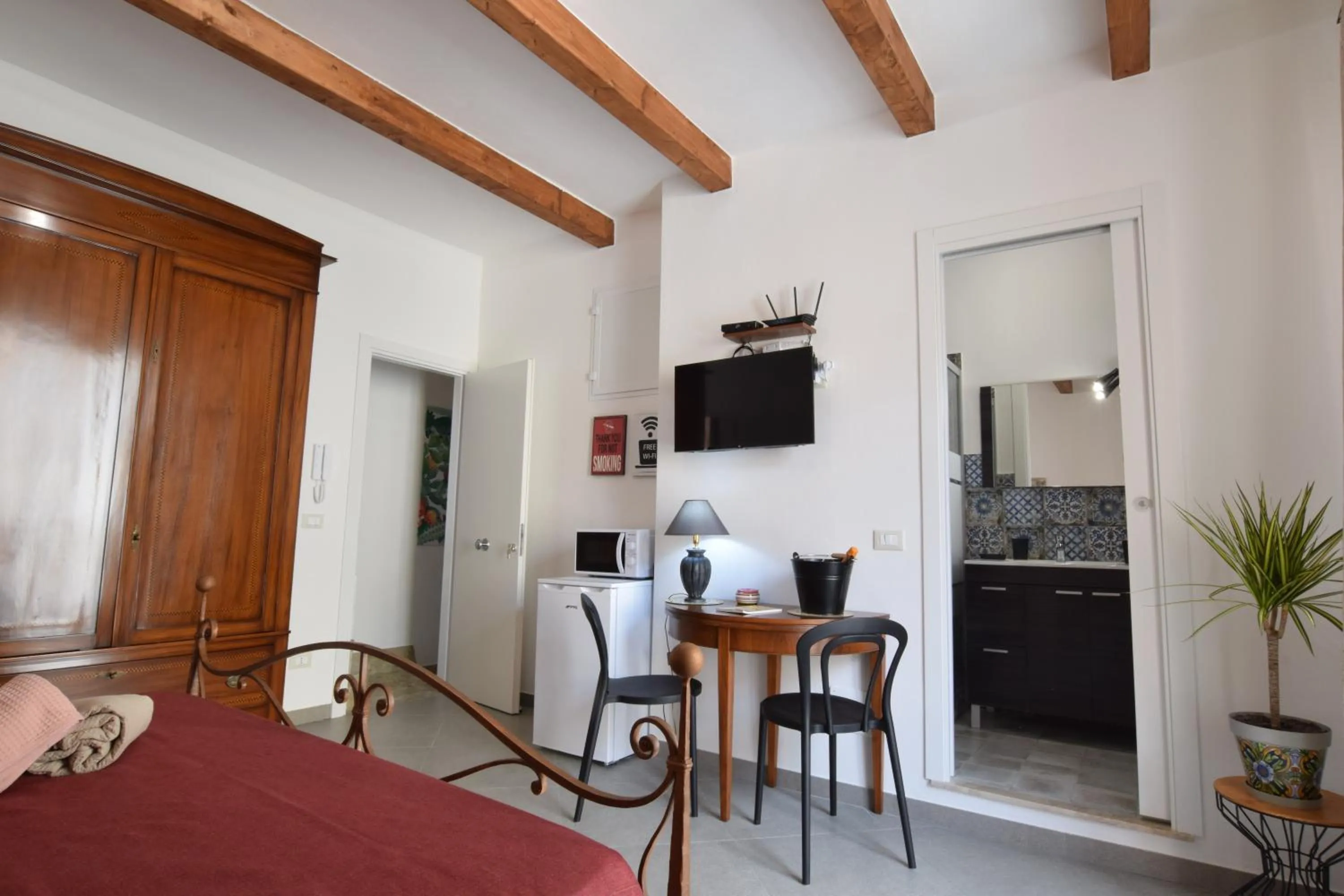 Seating area in AMUNI' Apartments