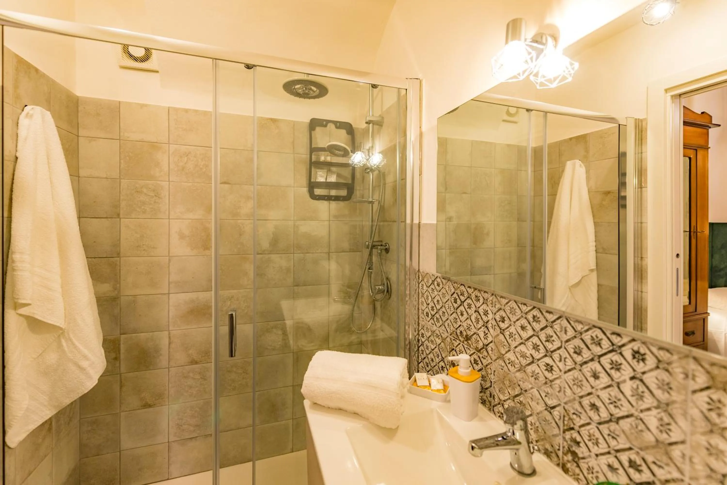 Shower in AMUNI' Apartments