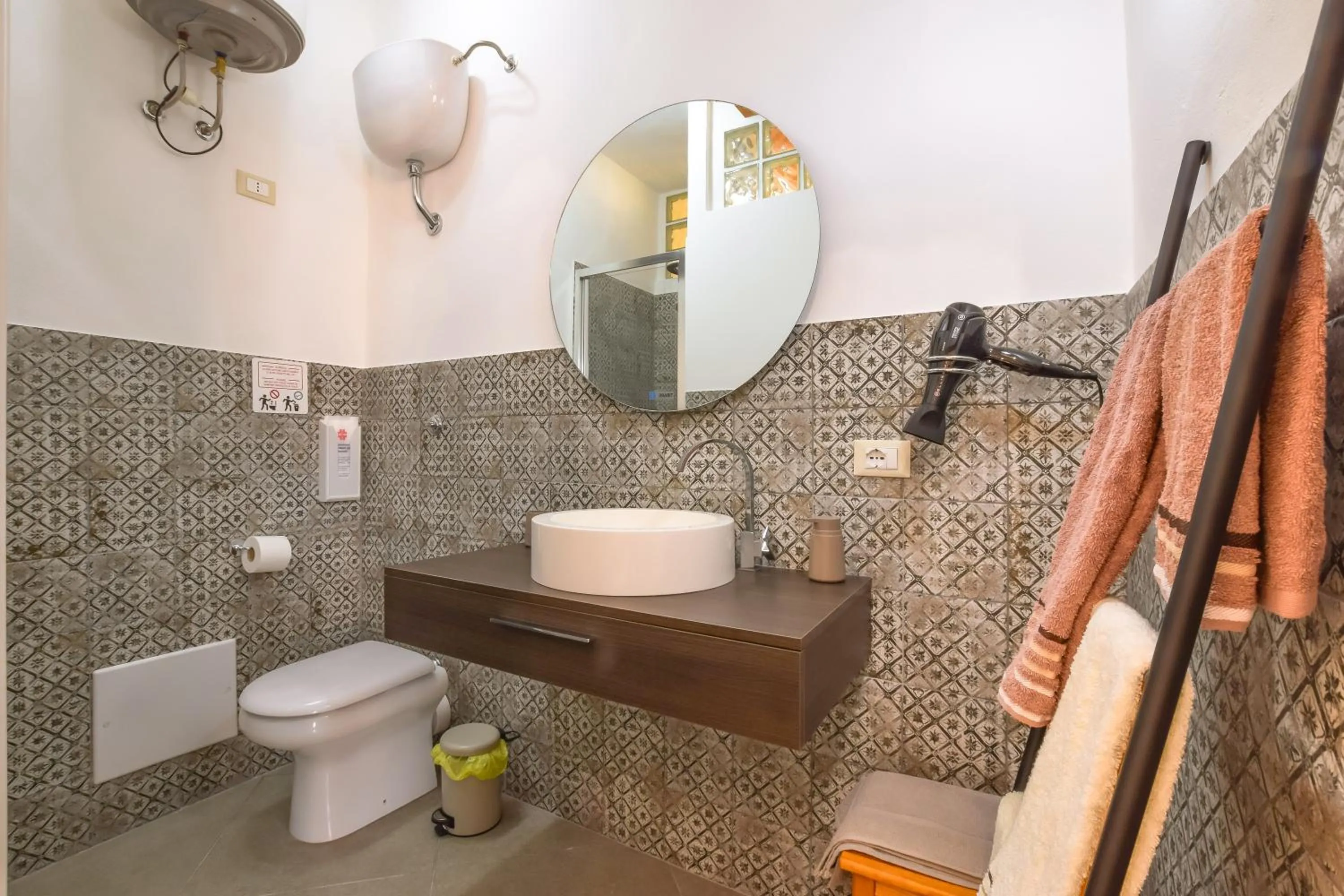 Bathroom in AMUNI' Apartments