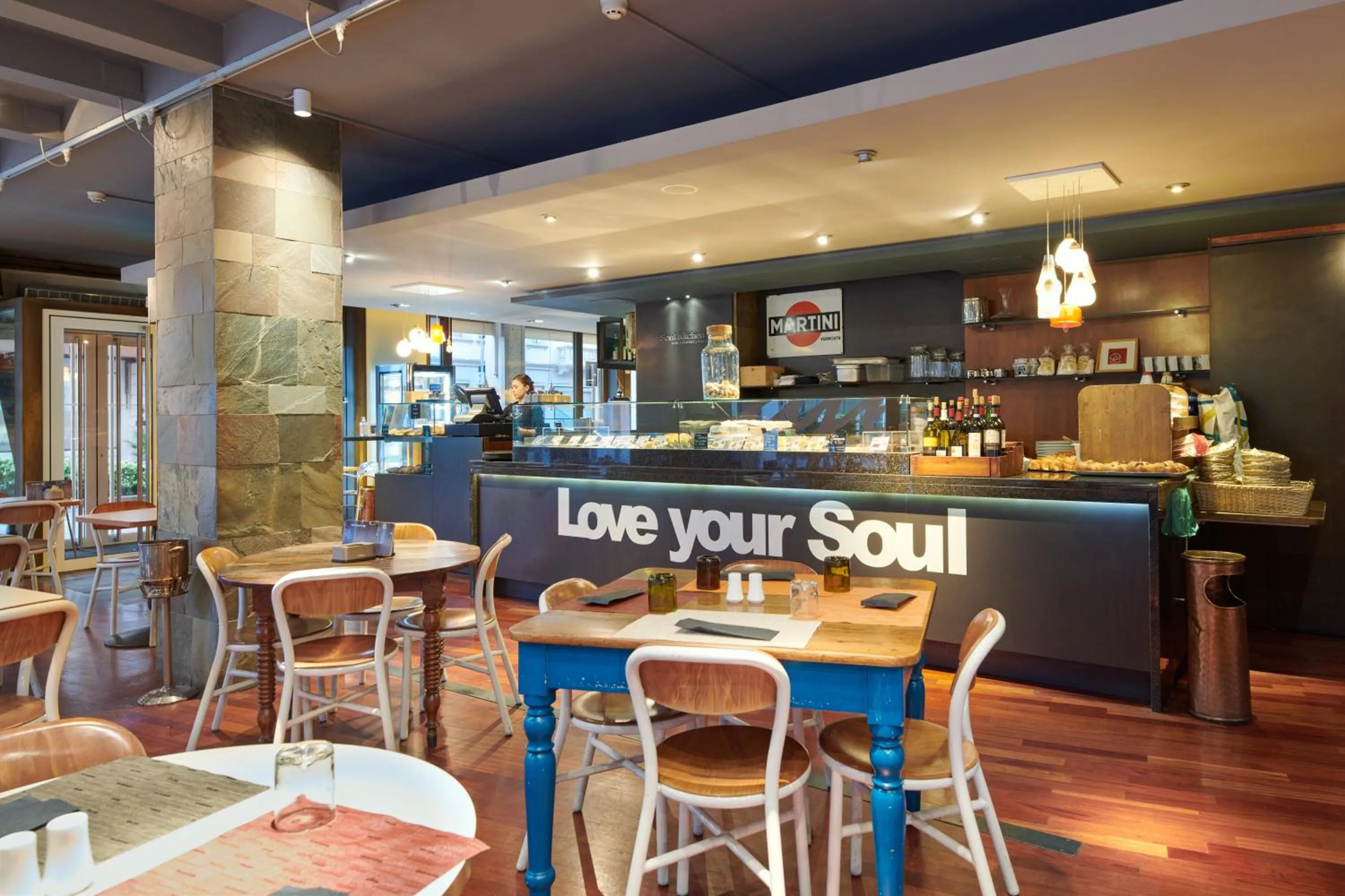 Restaurant/places to eat in Hotel Plaza