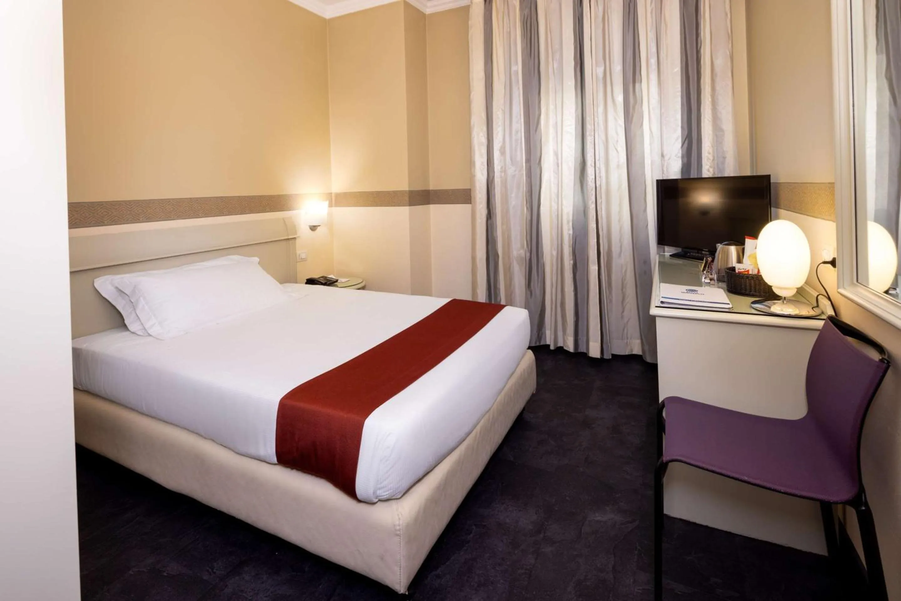 Bed in Best Western Hotel Major