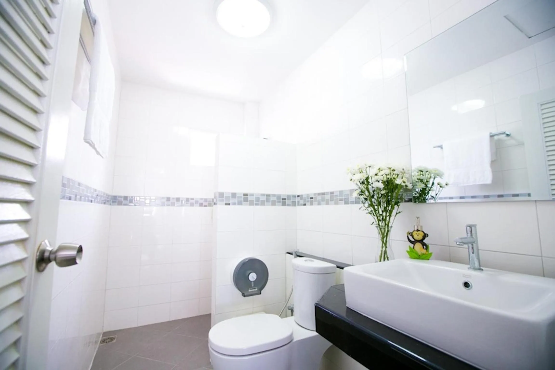 Toilet in White Monkey Guesthouse