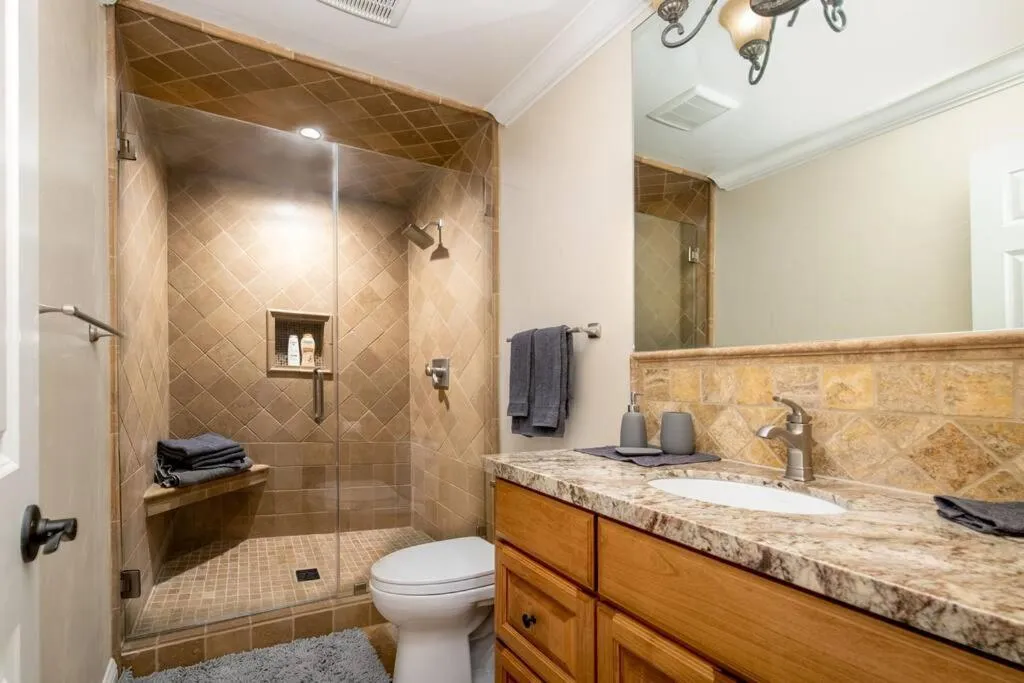 New Luxury 5BR Cabin in Pine Mountain Lake! 1 Minute to Beach! Massage Chair! Close to Yosemite! Perfect for Retreats and Escapes All Seasons!