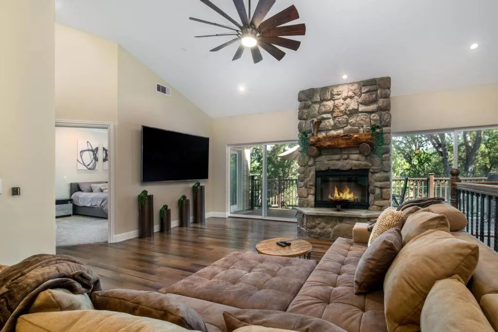 New Luxury 5BR Cabin in Pine Mountain Lake! 1 Minute to Beach! Massage Chair! Close to Yosemite! Perfect for Retreats and Escapes All Seasons!