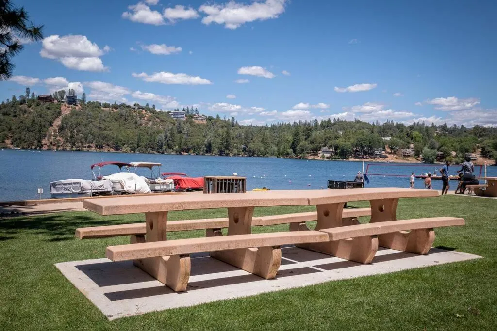 New Luxury 5BR Cabin in Pine Mountain Lake! 1 Minute to Beach! Massage Chair! Close to Yosemite! Perfect for Retreats and Escapes All Seasons!