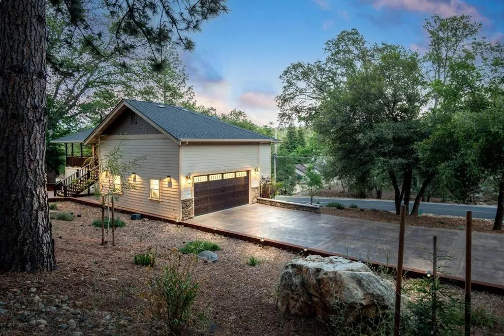 New Luxury 5BR Cabin in Pine Mountain Lake! 1 Minute to Beach! Massage Chair! Close to Yosemite! Perfect for Retreats and Escapes All Seasons!