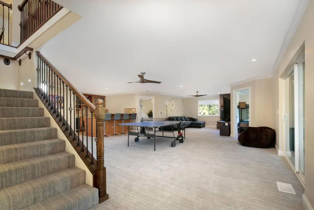 Game Room in New Luxury 5BR Cabin in Pine Mountain Lake! 1 Minute to Beach! Massage Chair! Close to Yosemite! Perfect for Retreats and Escapes All Seasons!
