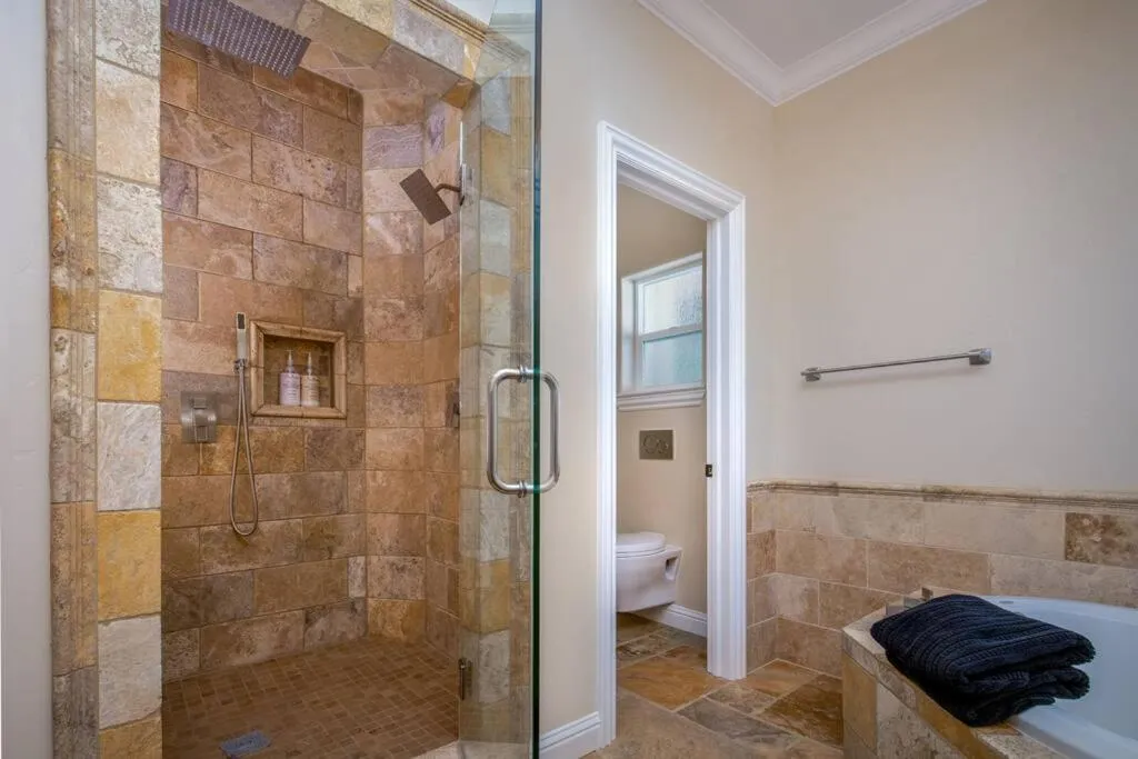 New Luxury 5BR Cabin in Pine Mountain Lake! 1 Minute to Beach! Massage Chair! Close to Yosemite! Perfect for Retreats and Escapes All Seasons!