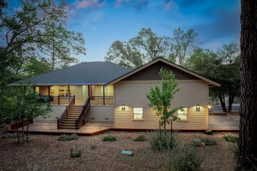 New Luxury 5BR Cabin in Pine Mountain Lake! 1 Minute to Beach! Massage Chair! Close to Yosemite! Perfect for Retreats and Escapes All Seasons!